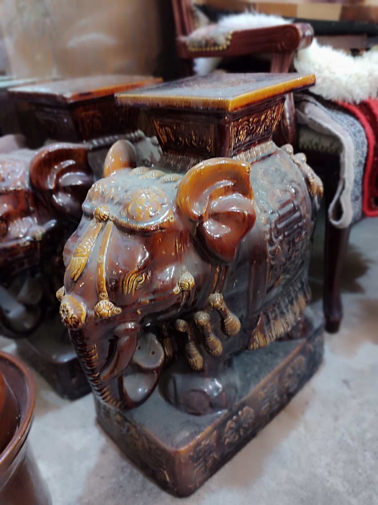 Un par de magníficos taburetes de jardín con forma de elefante de cerámica esmaltada
