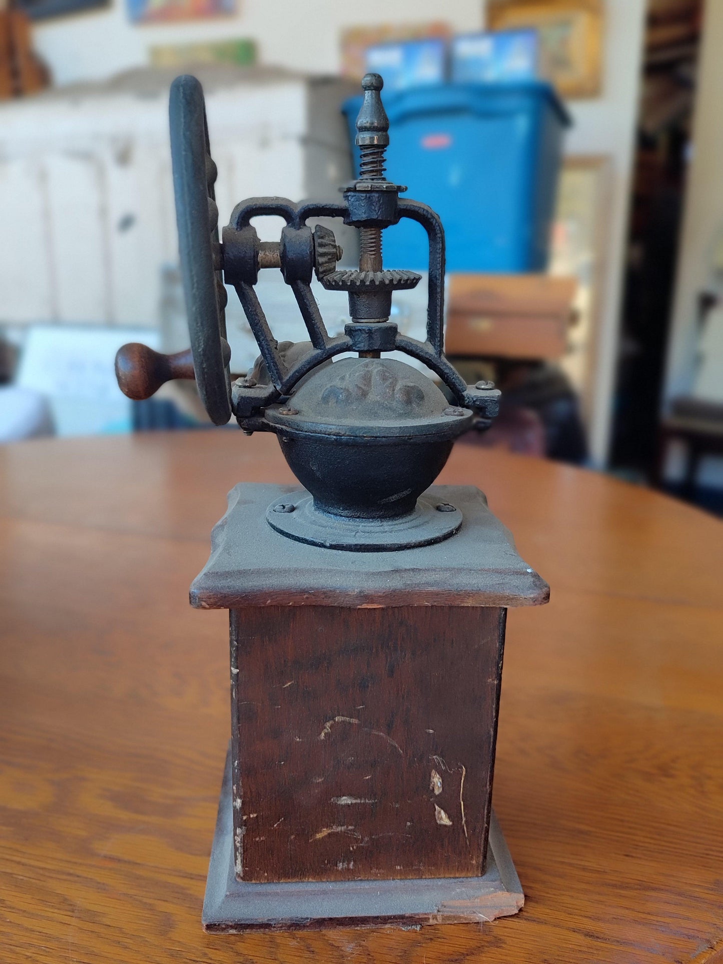 Antique coffee grinder / wood and cast iron - Antiques Bazaar Ensenada