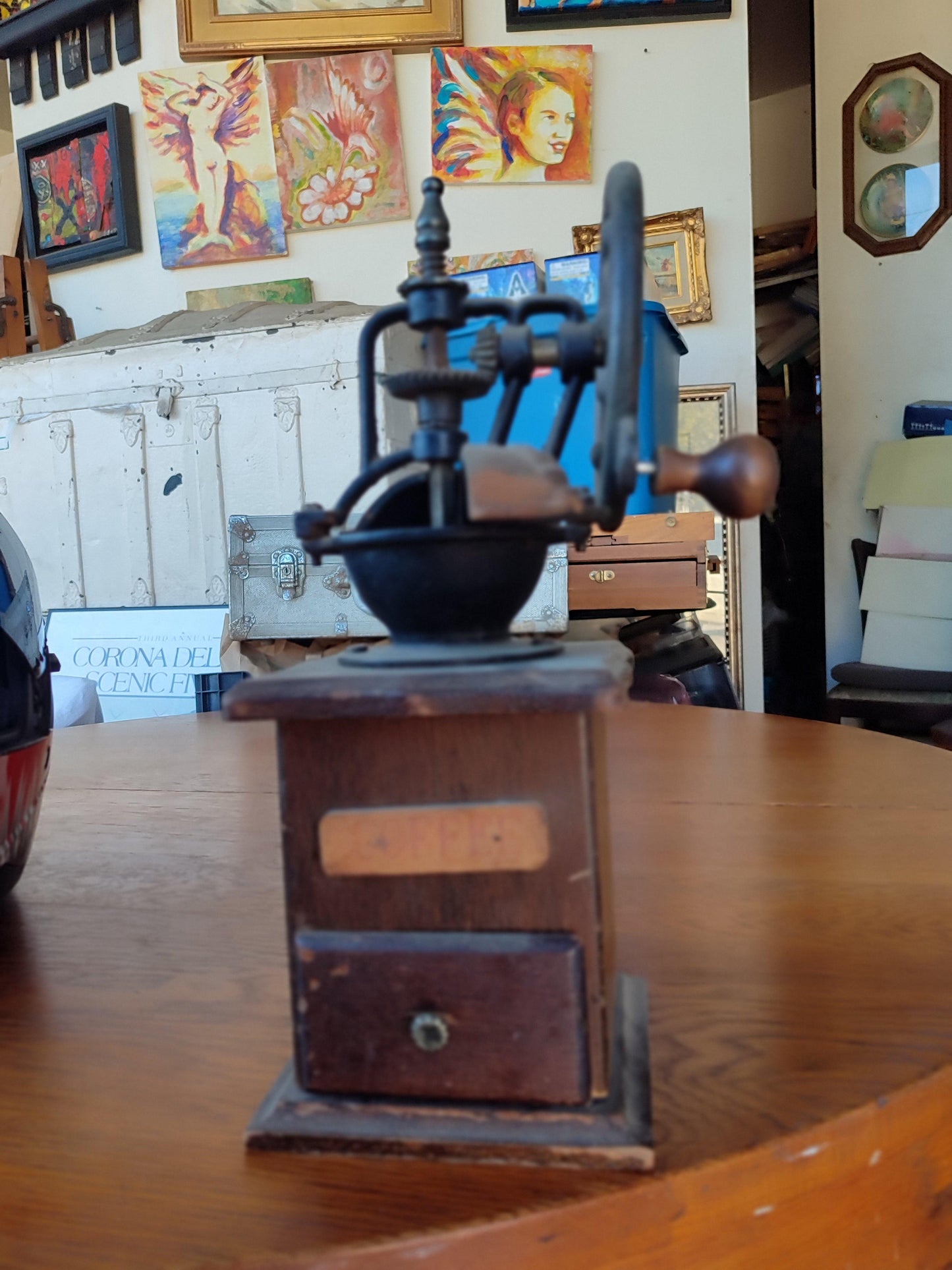 Antique coffee grinder / wood and cast iron - Antiques Bazaar Ensenada