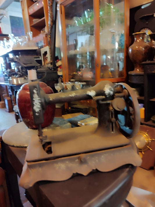 Muller Cast Iron Manual Crank Sewing Machine - Antiques Bazaar Ensenada