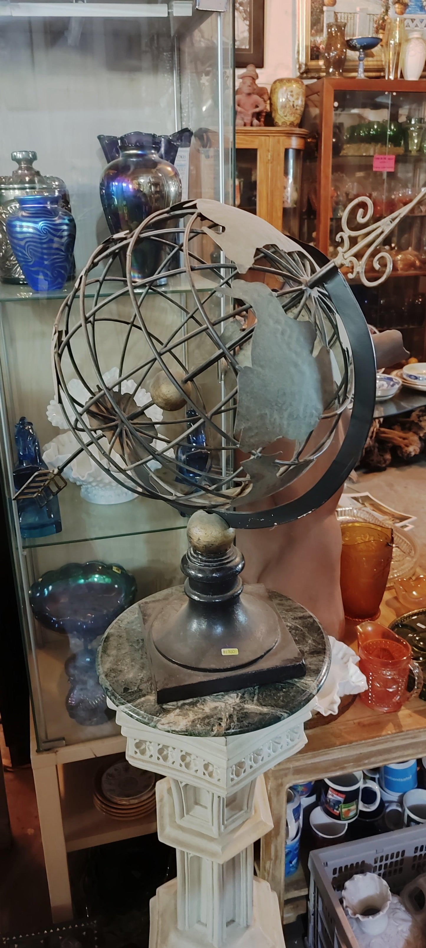 globo armilar metálico con una flecha - Antiques Bazaar Ensenada