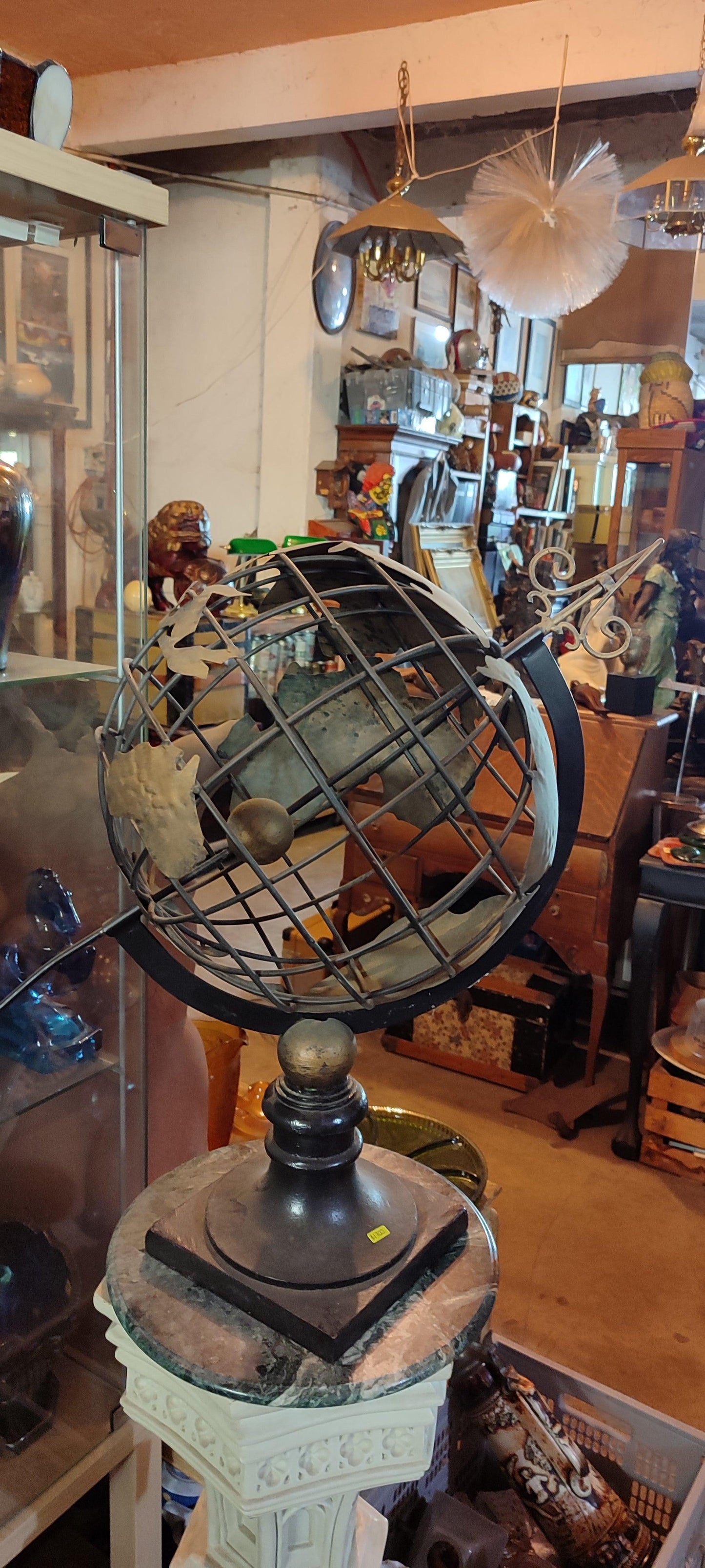 globo armilar metálico con una flecha - Antiques Bazaar Ensenada