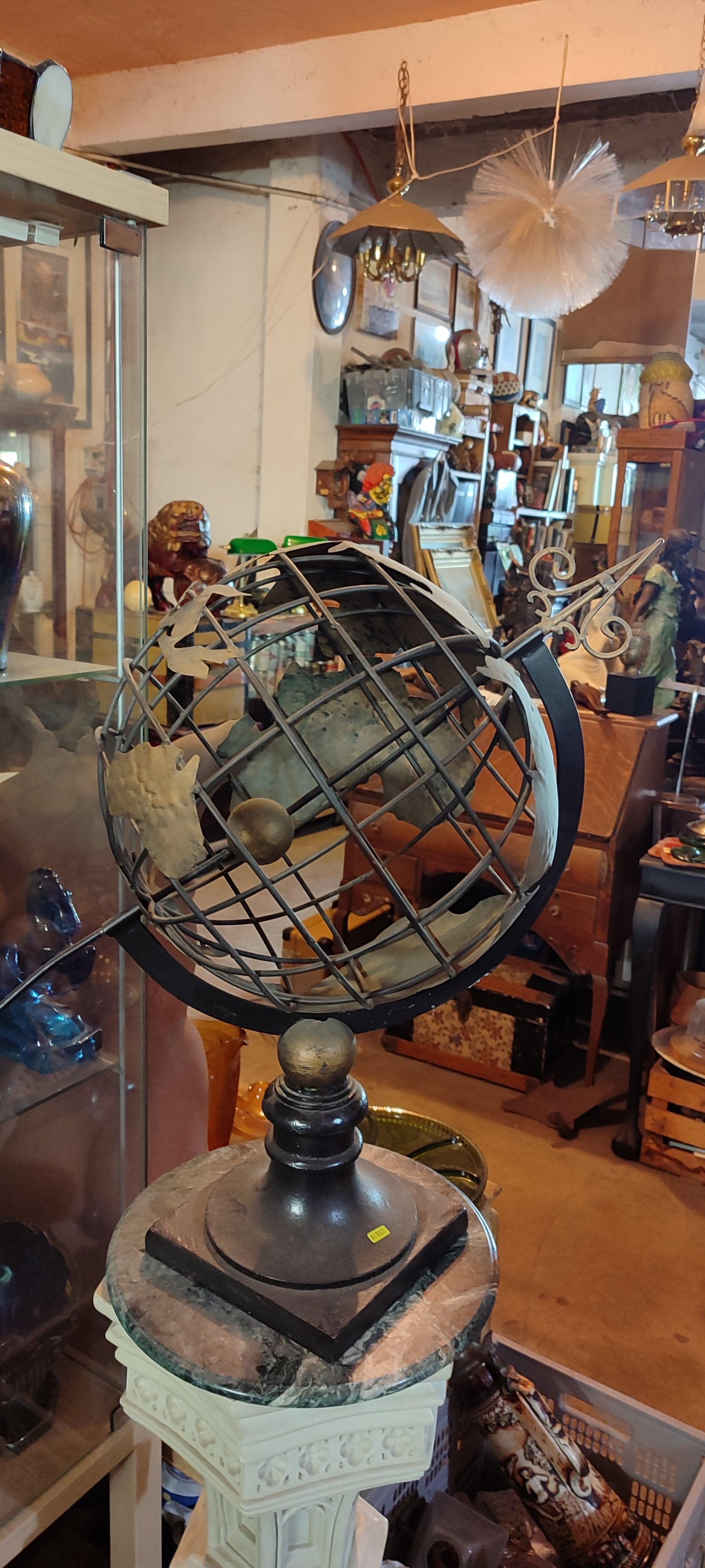 globo armilar metálico con una flecha - Antiques Bazaar Ensenada
