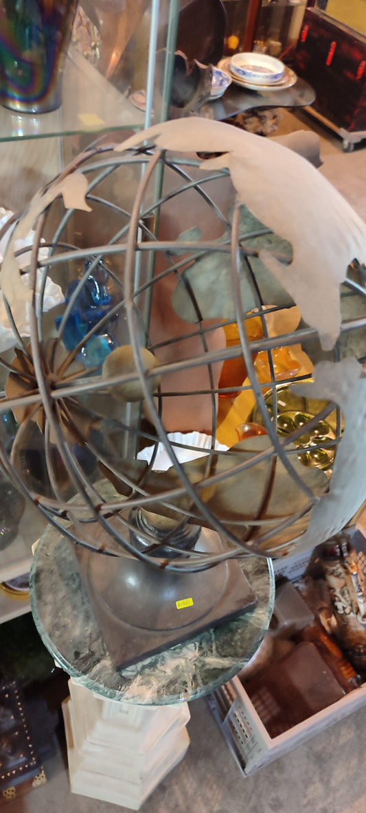 globo armilar metálico con una flecha - Antiques Bazaar Ensenada