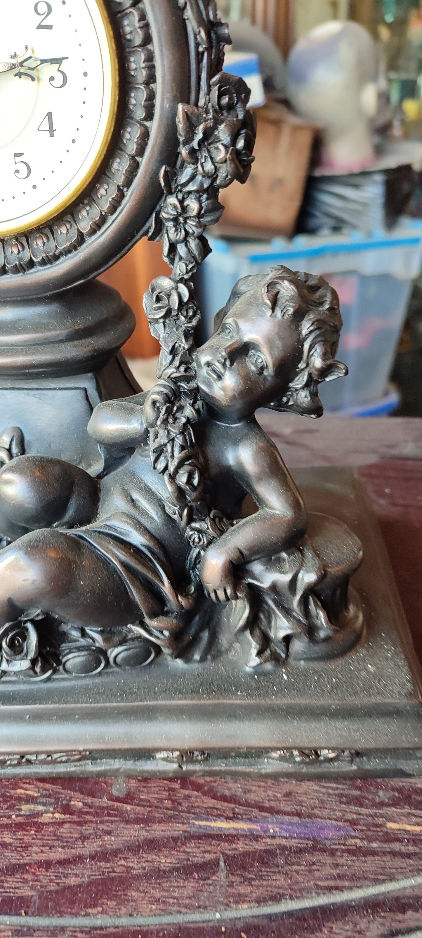 El reloj de mesa de plástico de la marca Crosa con temática de querubines - Antiques Bazaar Ensenada