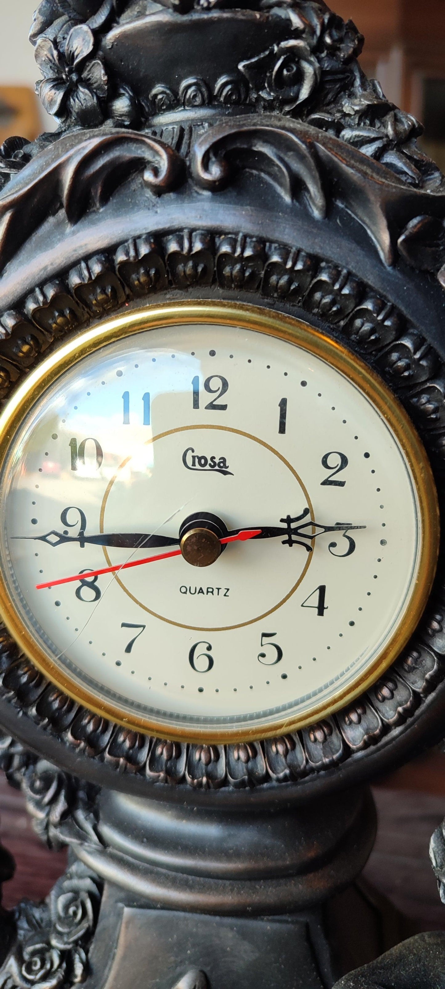El reloj de mesa de plástico de la marca Crosa con temática de querubines - Antiques Bazaar Ensenada
