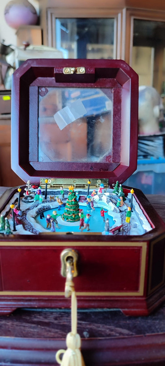 Caja de musica navideña - Antiques Bazaar Ensenada