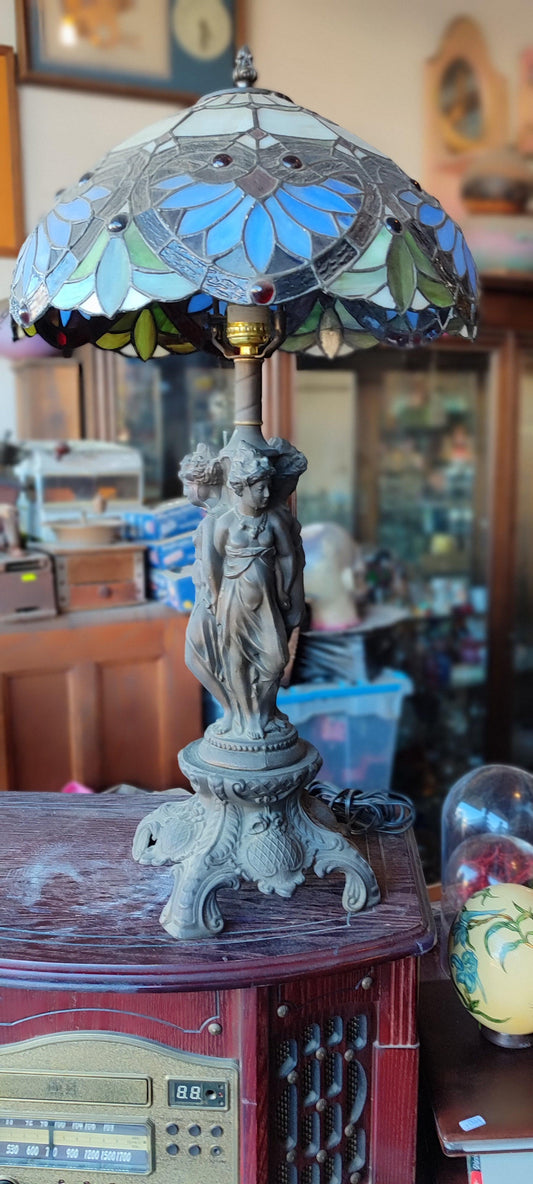lámpara de estilo Tiffany con figuras esculpidas - Antiques Bazaar Ensenada