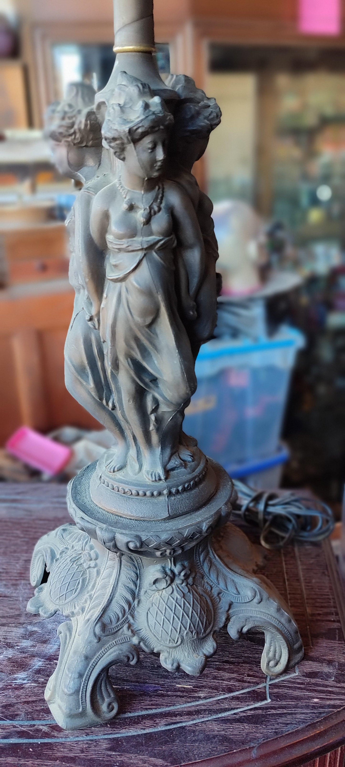 lámpara de estilo Tiffany con figuras esculpidas - Antiques Bazaar Ensenada
