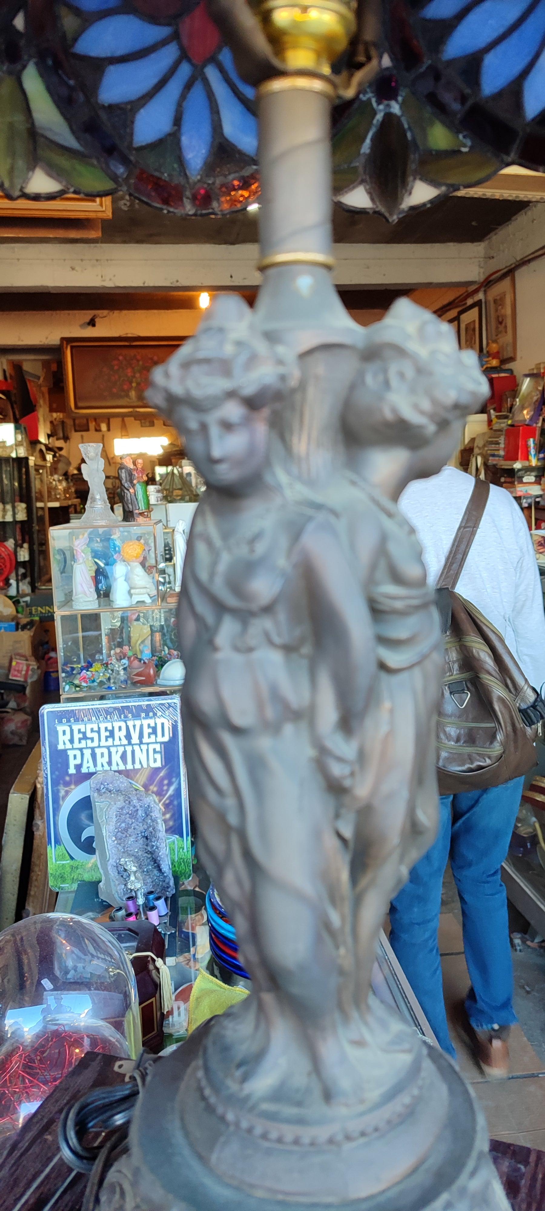 lámpara de estilo Tiffany con figuras esculpidas - Antiques Bazaar Ensenada