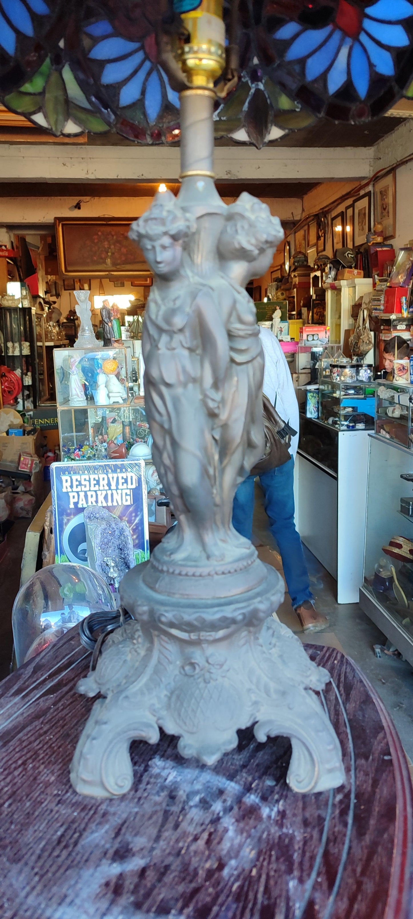 lámpara de estilo Tiffany con figuras esculpidas - Antiques Bazaar Ensenada