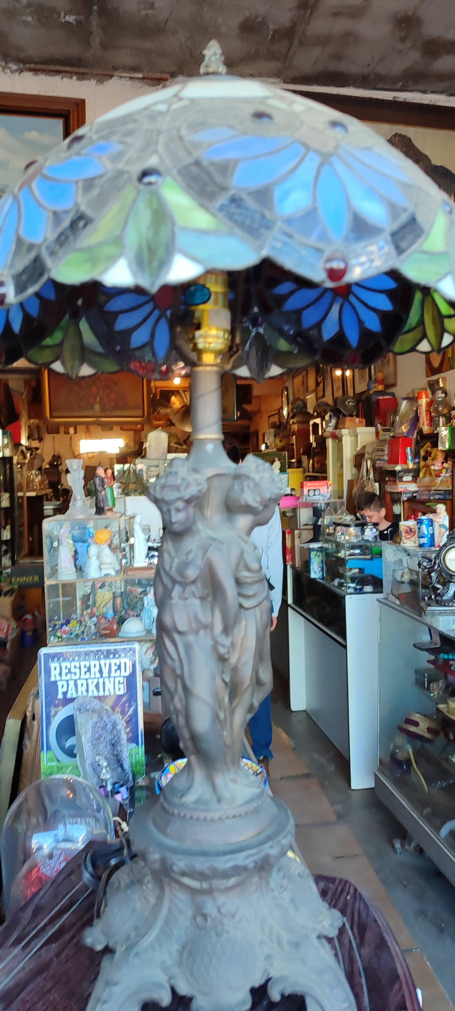 lámpara de estilo Tiffany con figuras esculpidas - Antiques Bazaar Ensenada
