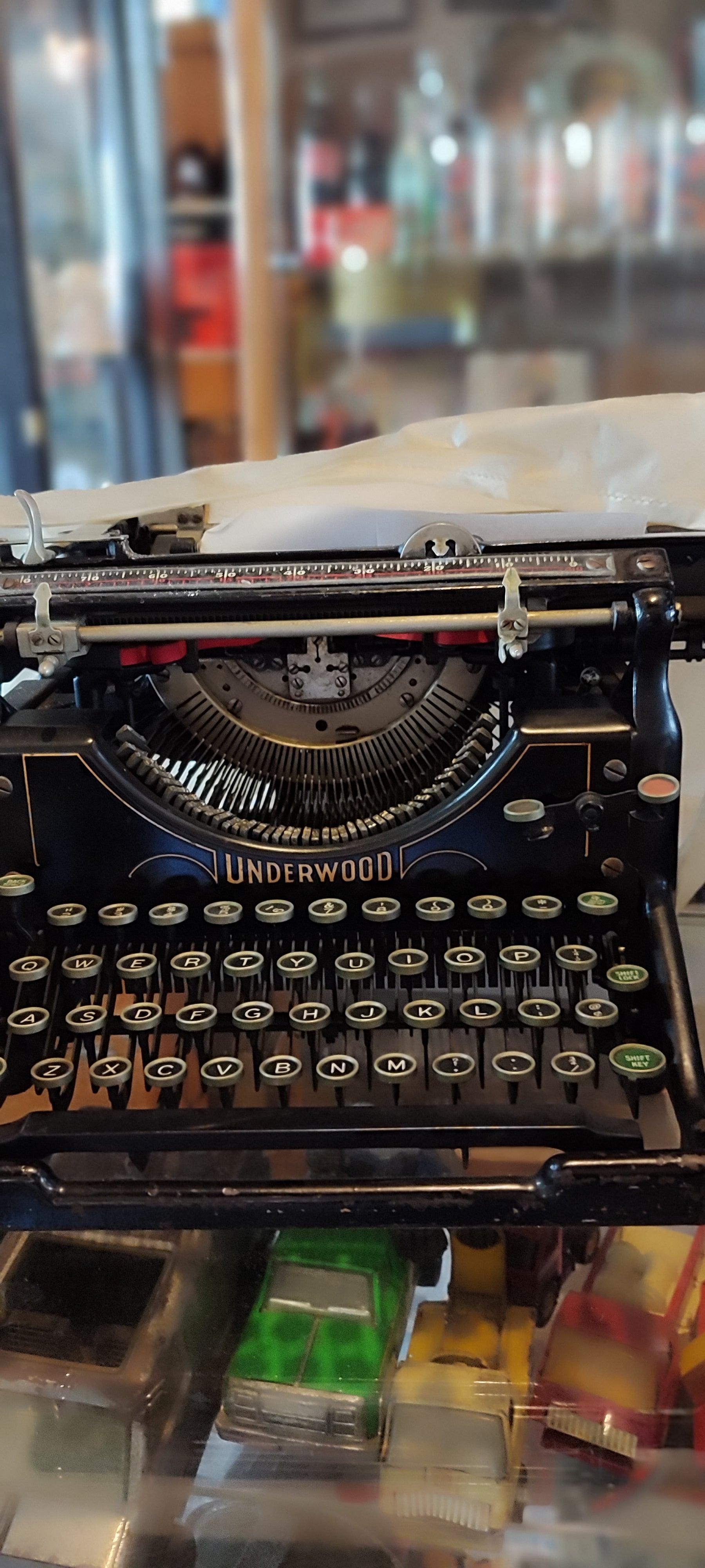 antigua máquina de escribir Underwood Modelo #12 - Antiques Bazaar Ensenada