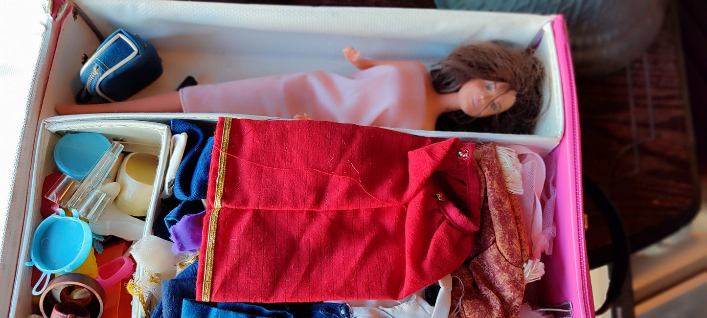 estuche de Barbie de 1968 con Barbie incluida - Antiques Bazaar Ensenada