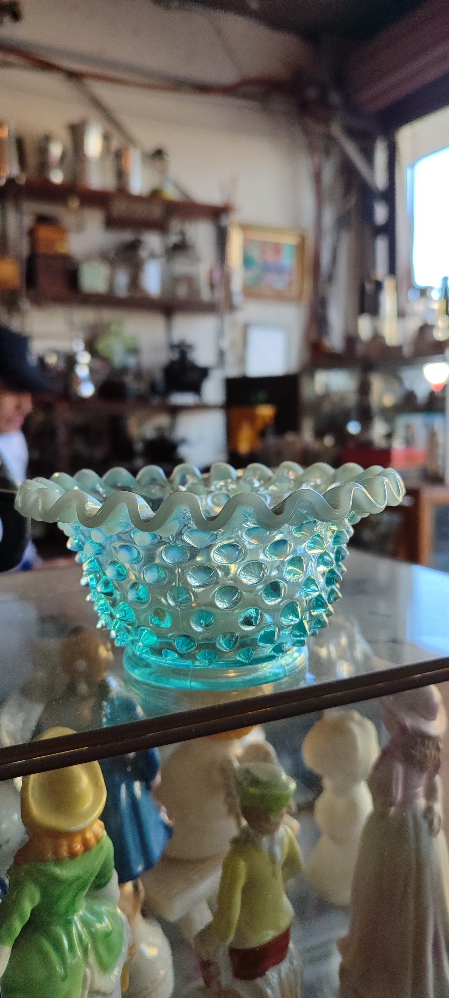 El tazón de opalina azul con textura de Fenton - Antiques Bazaar Ensenada