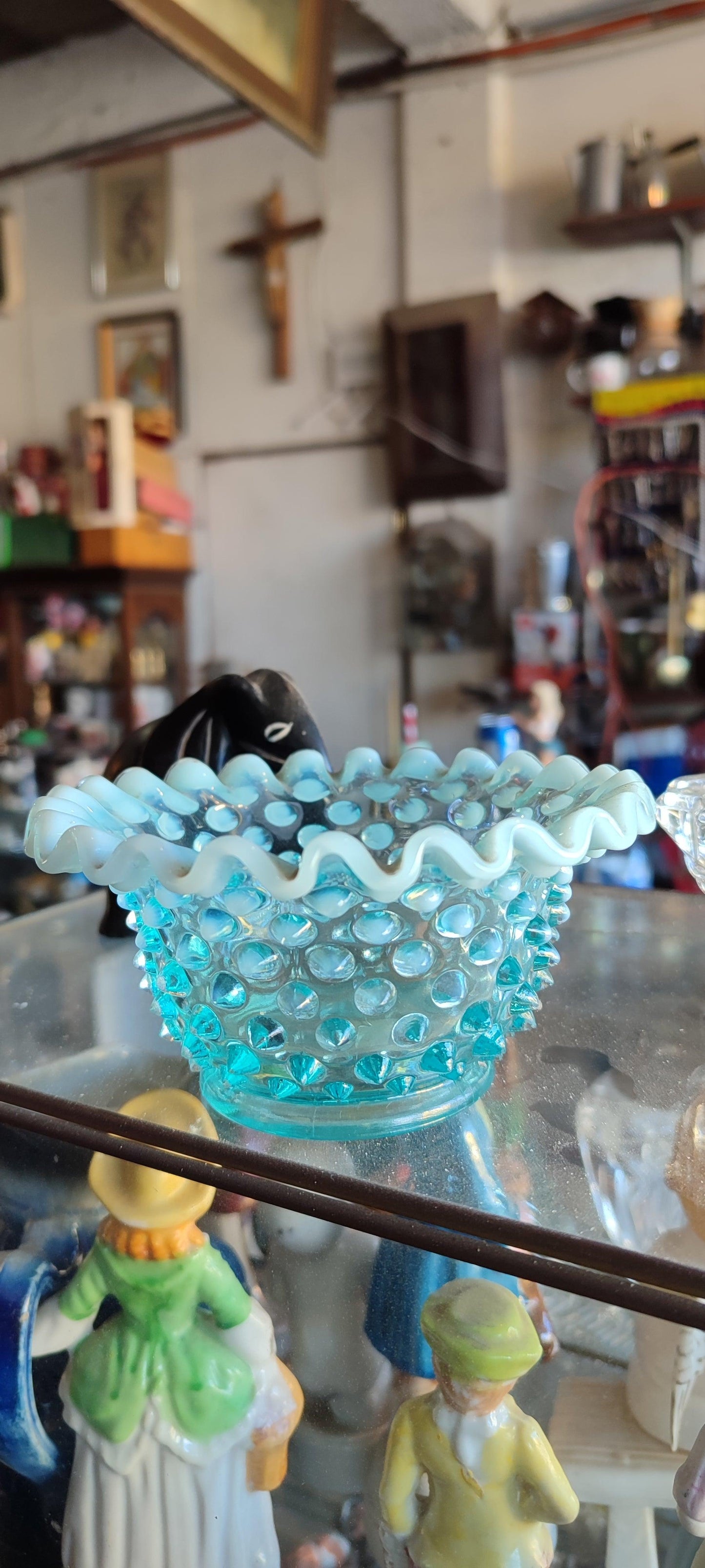 El tazón de opalina azul con textura de Fenton - Antiques Bazaar Ensenada