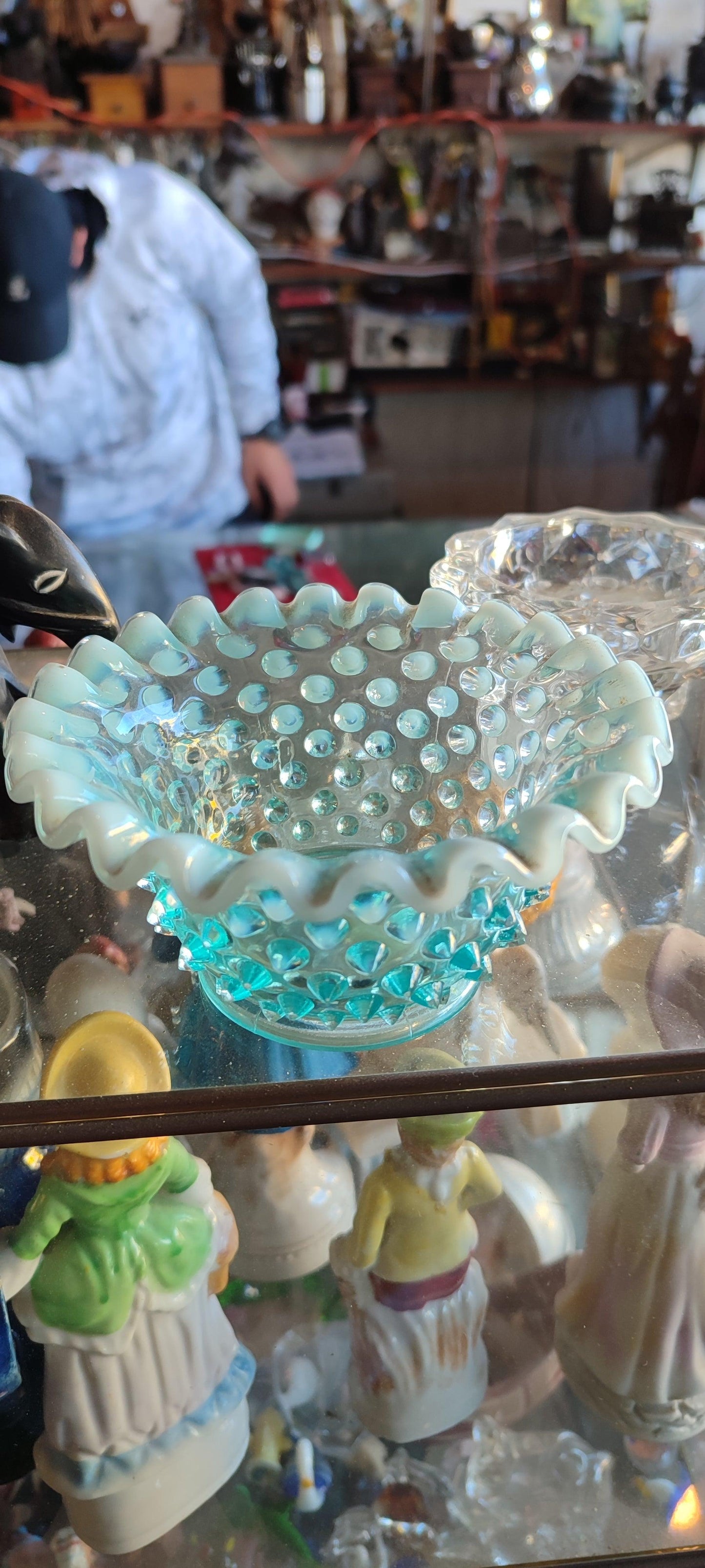 El tazón de opalina azul con textura de Fenton - Antiques Bazaar Ensenada