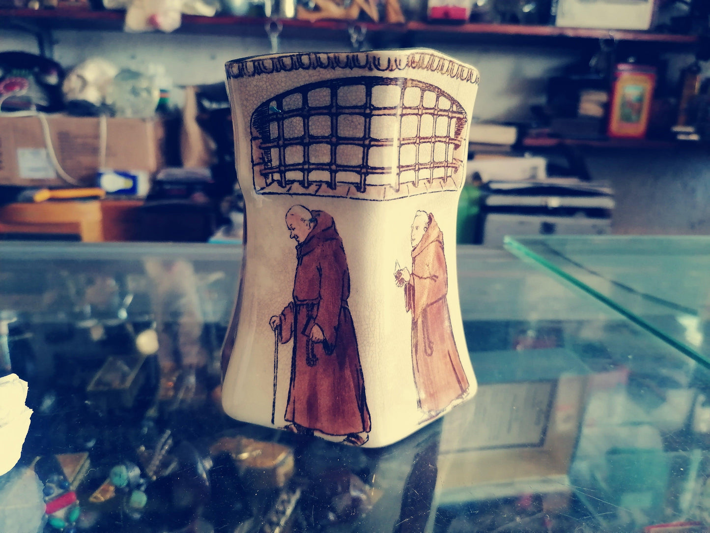 jarra hexagonal Monk Friar de Royal Doulton - Antiques Bazaar Ensenada