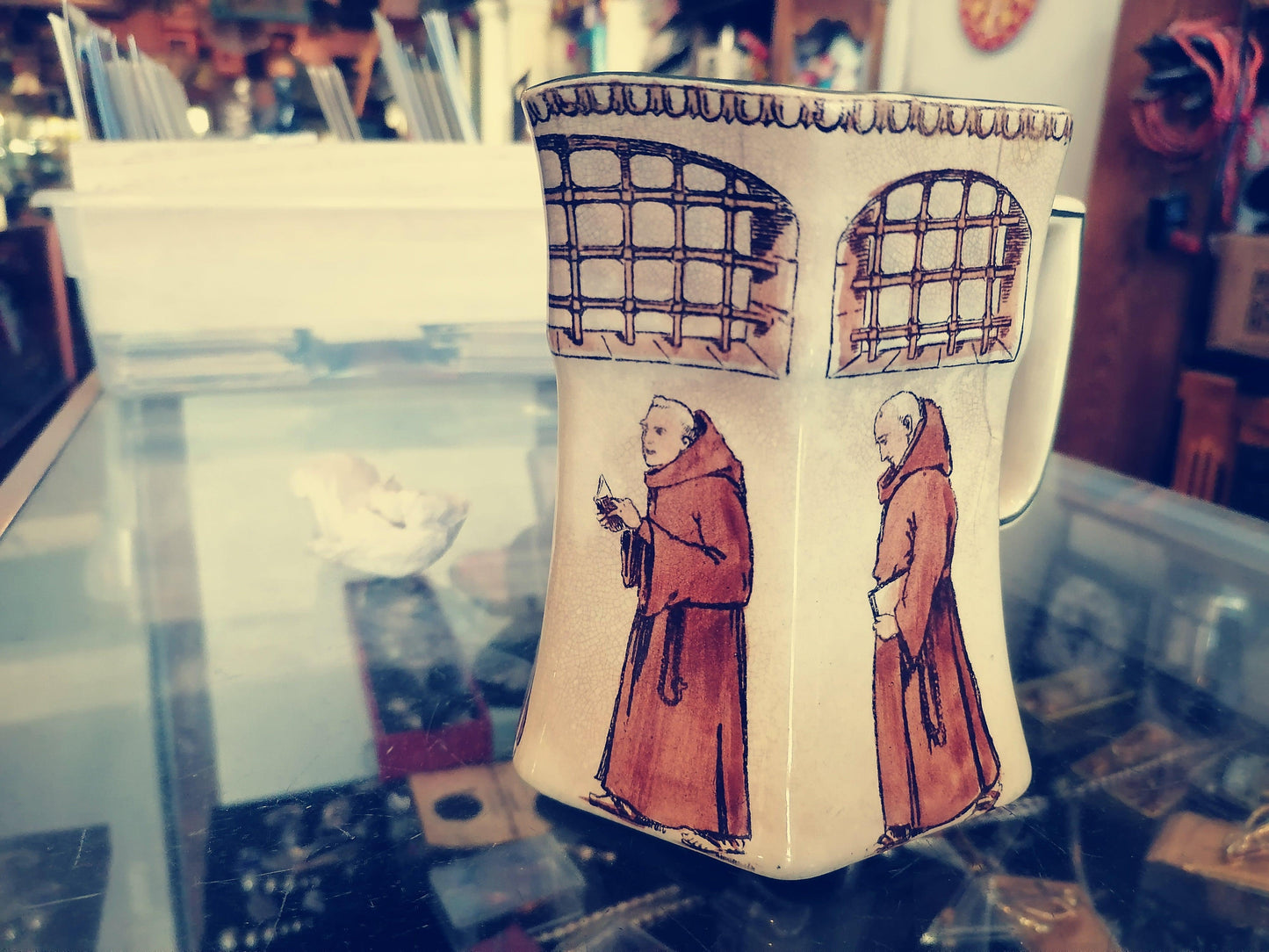 jarra hexagonal Monk Friar de Royal Doulton - Antiques Bazaar Ensenada