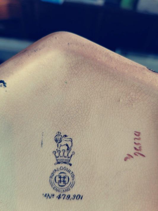 jarra hexagonal Monk Friar de Royal Doulton - Antiques Bazaar Ensenada