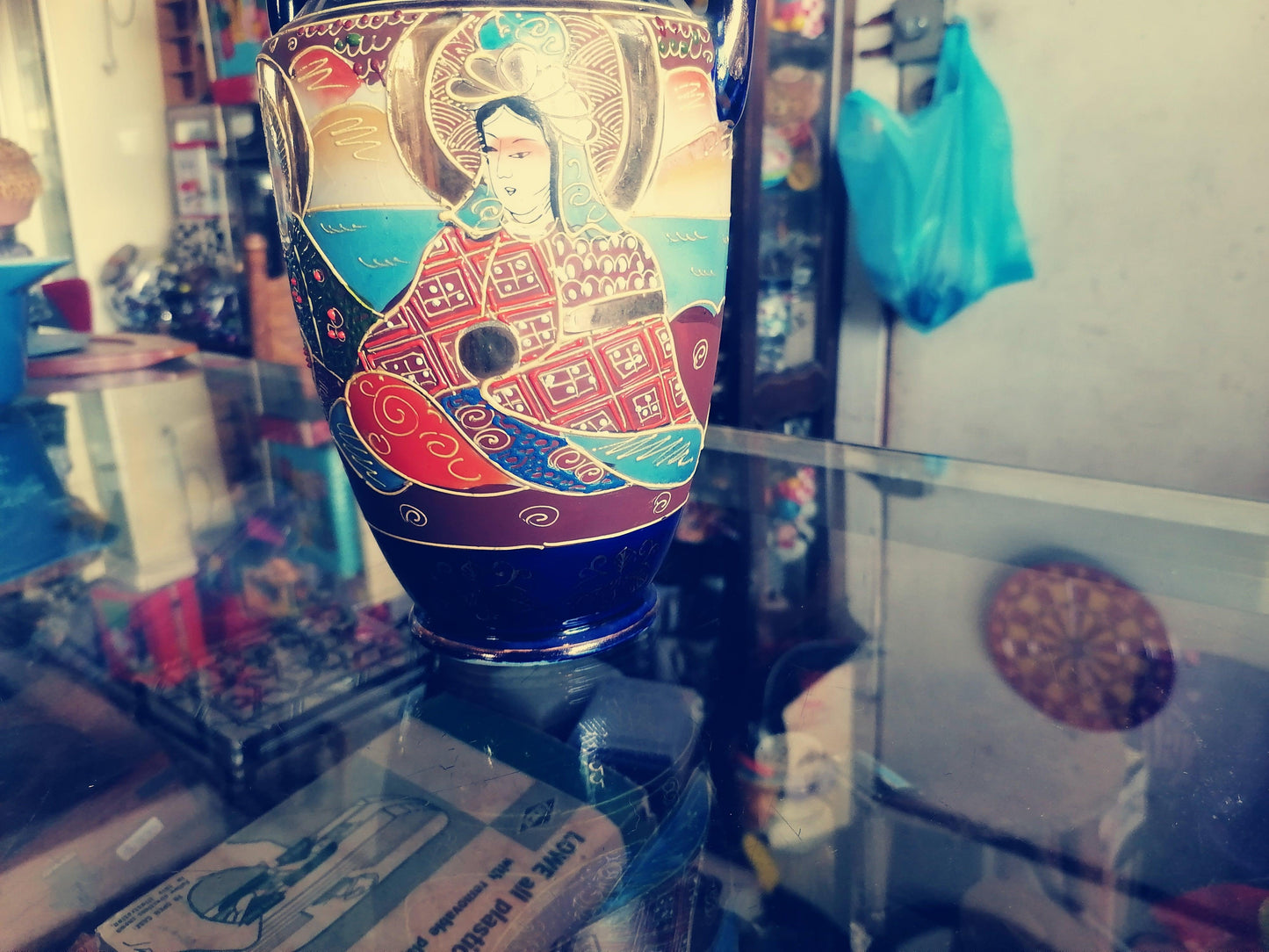 pieza de Satsuma pintada a mano y dorada - Antiques Bazaar Ensenada