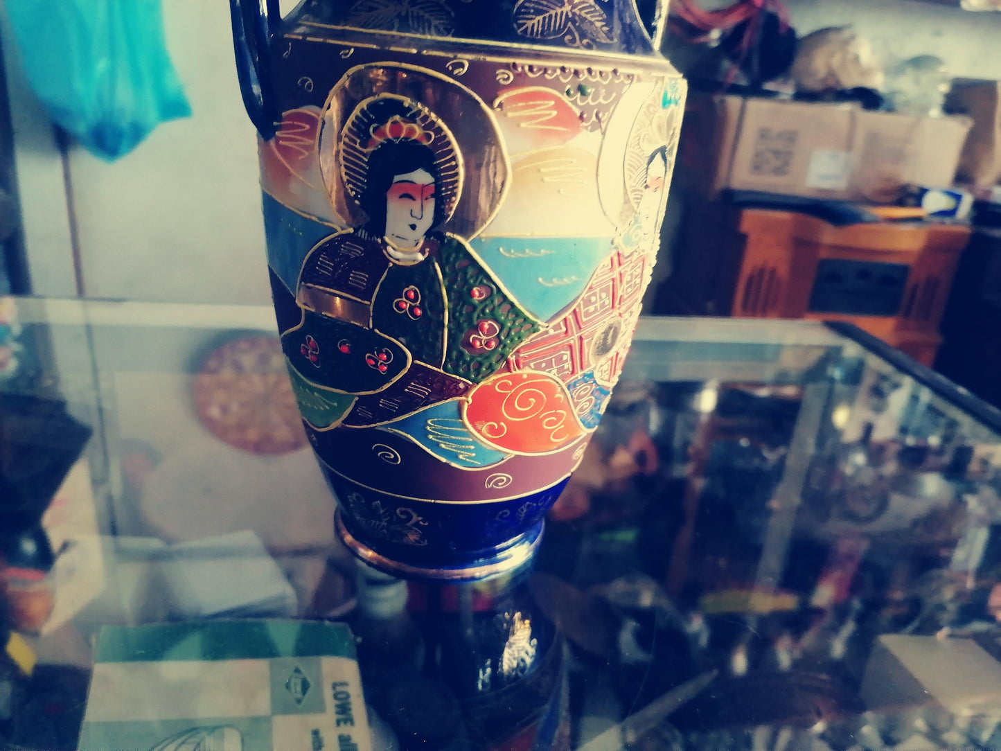 pieza de Satsuma pintada a mano y dorada - Antiques Bazaar Ensenada