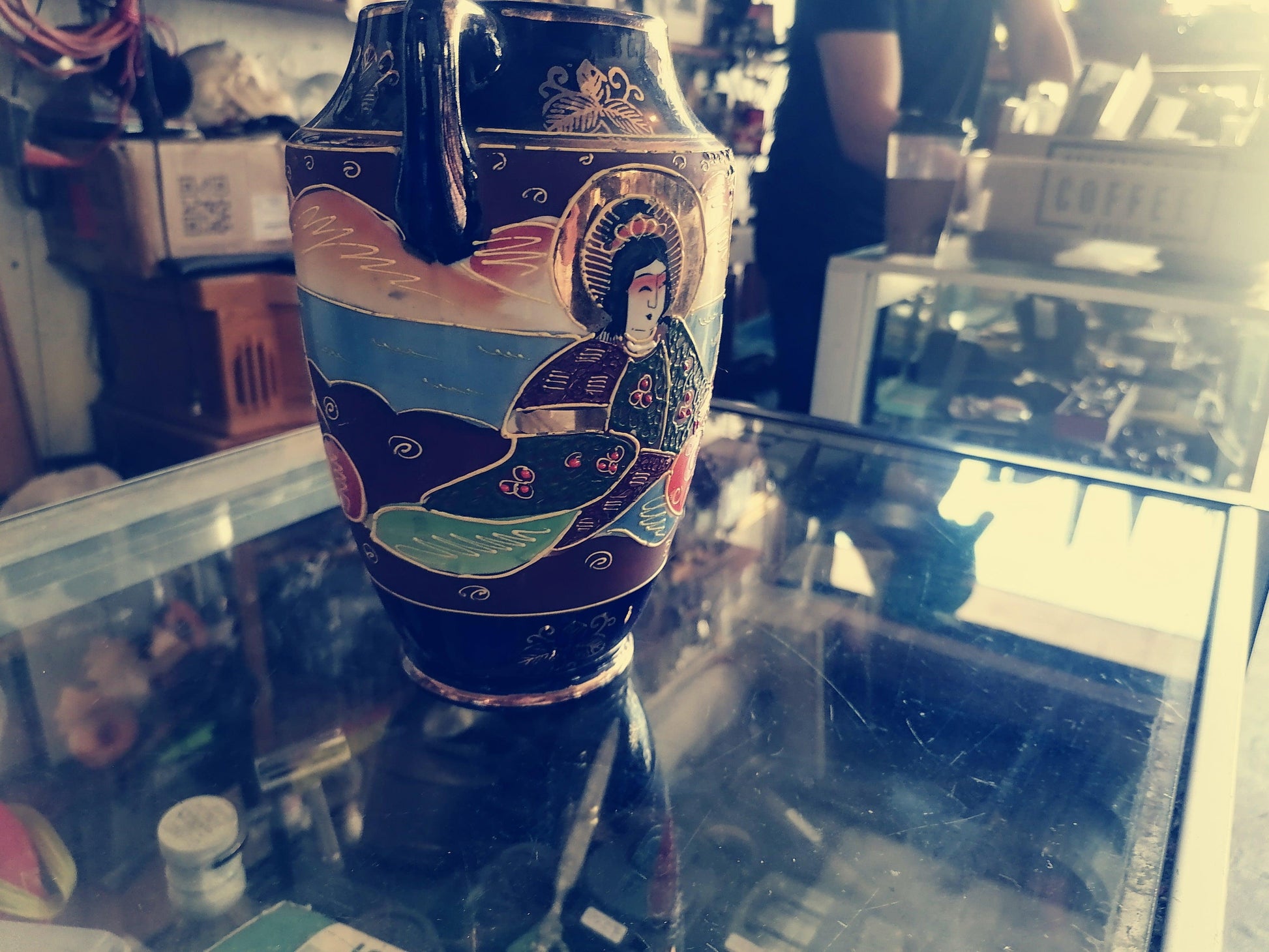 pieza de Satsuma pintada a mano y dorada - Antiques Bazaar Ensenada