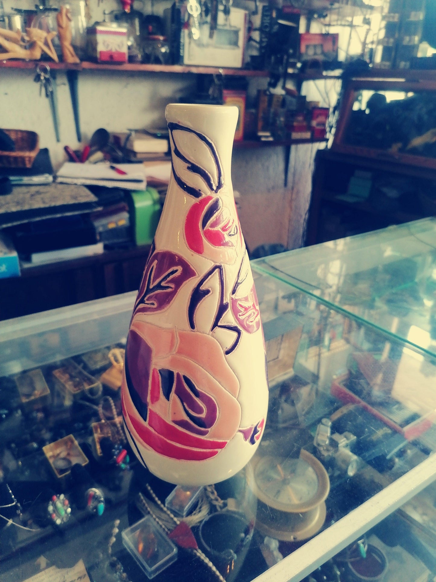 jarrón de loza Opalhouse con diseño de rosas rojas - Antiques Bazaar Ensenada