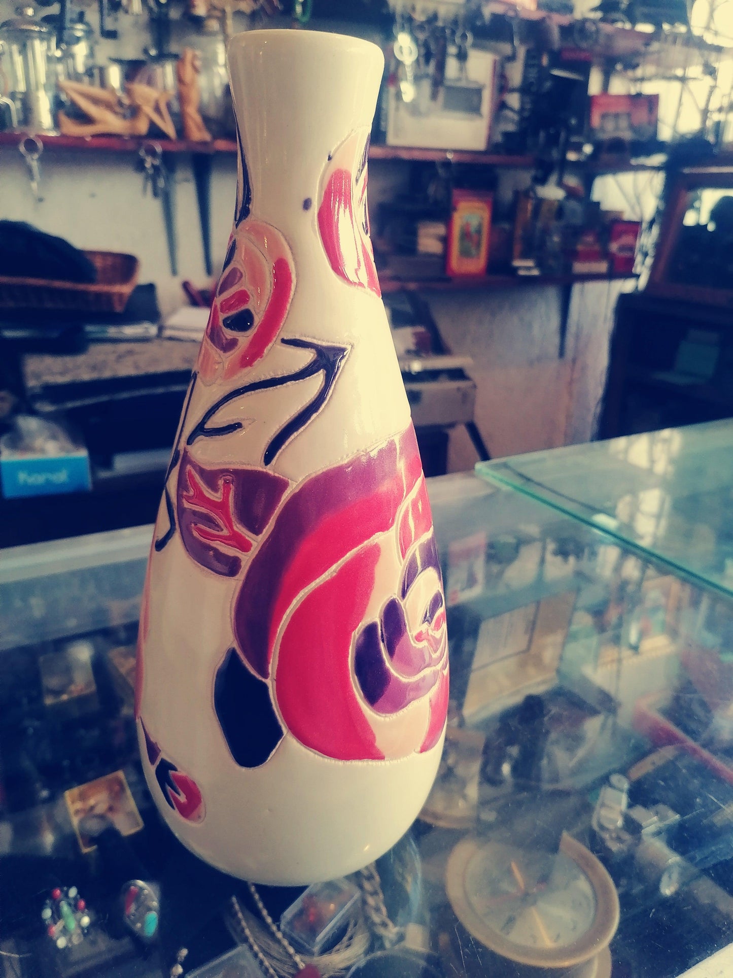 jarrón de loza Opalhouse con diseño de rosas rojas - Antiques Bazaar Ensenada