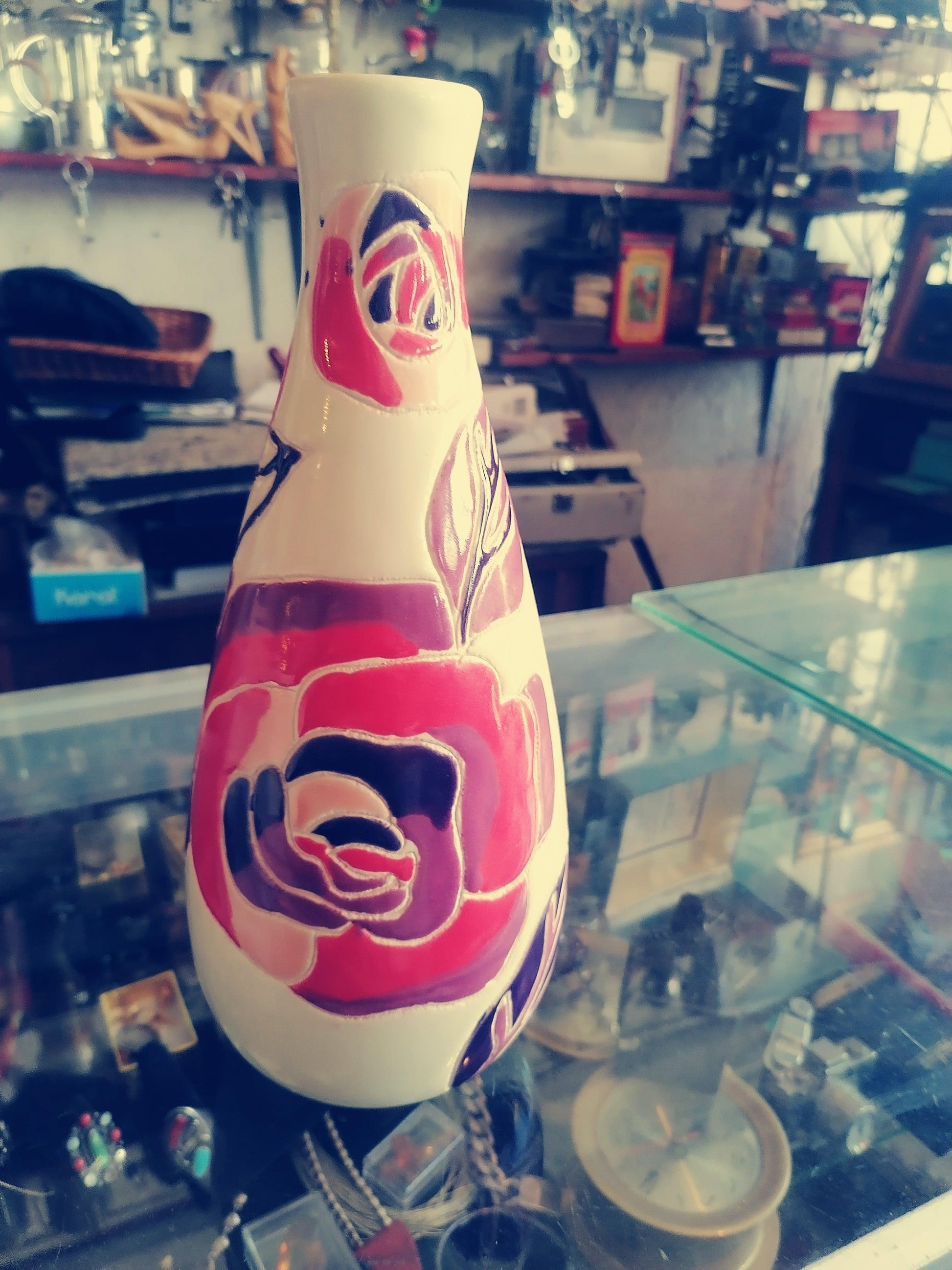 jarrón de loza Opalhouse con diseño de rosas rojas - Antiques Bazaar Ensenada