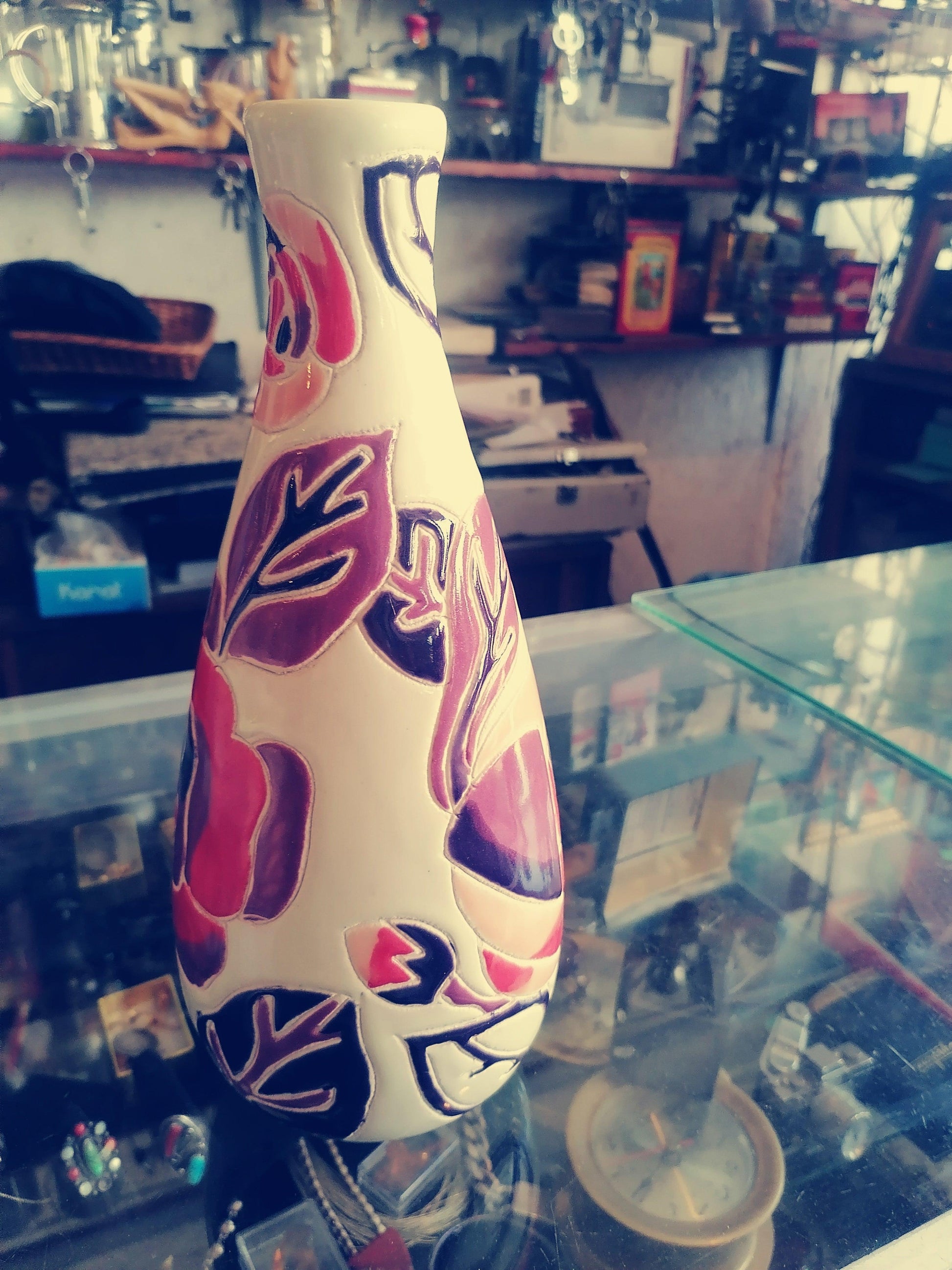 jarrón de loza Opalhouse con diseño de rosas rojas - Antiques Bazaar Ensenada