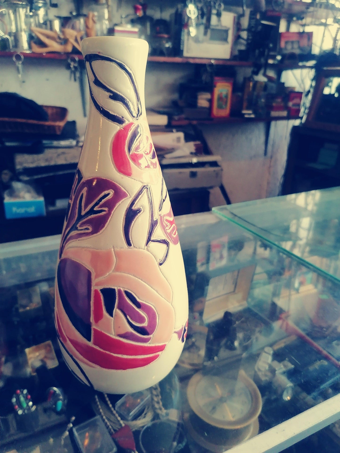 jarrón de loza Opalhouse con diseño de rosas rojas - Antiques Bazaar Ensenada