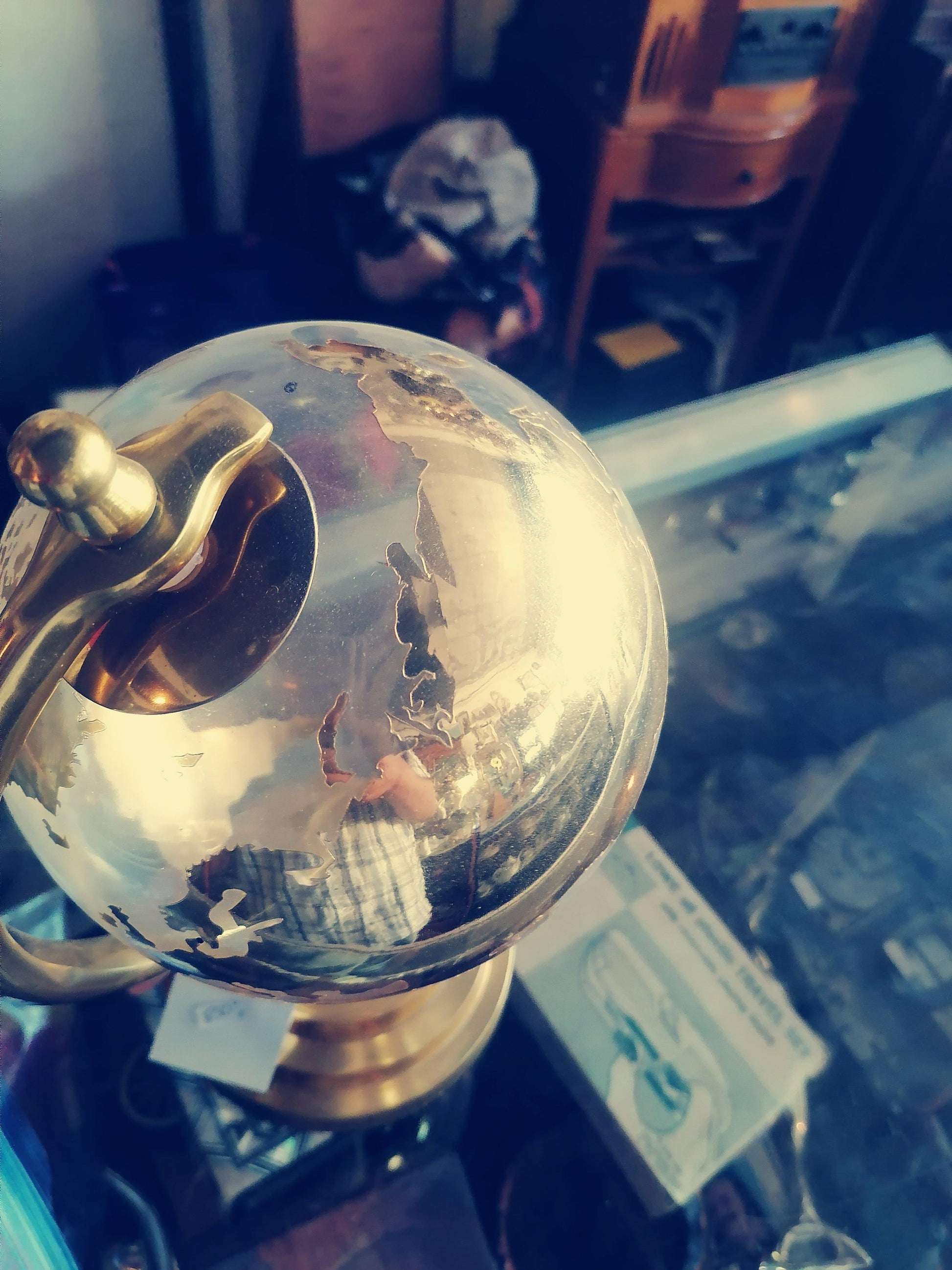 globo terráqueo de vidrio transparente para escritorio - Antiques Bazaar Ensenada