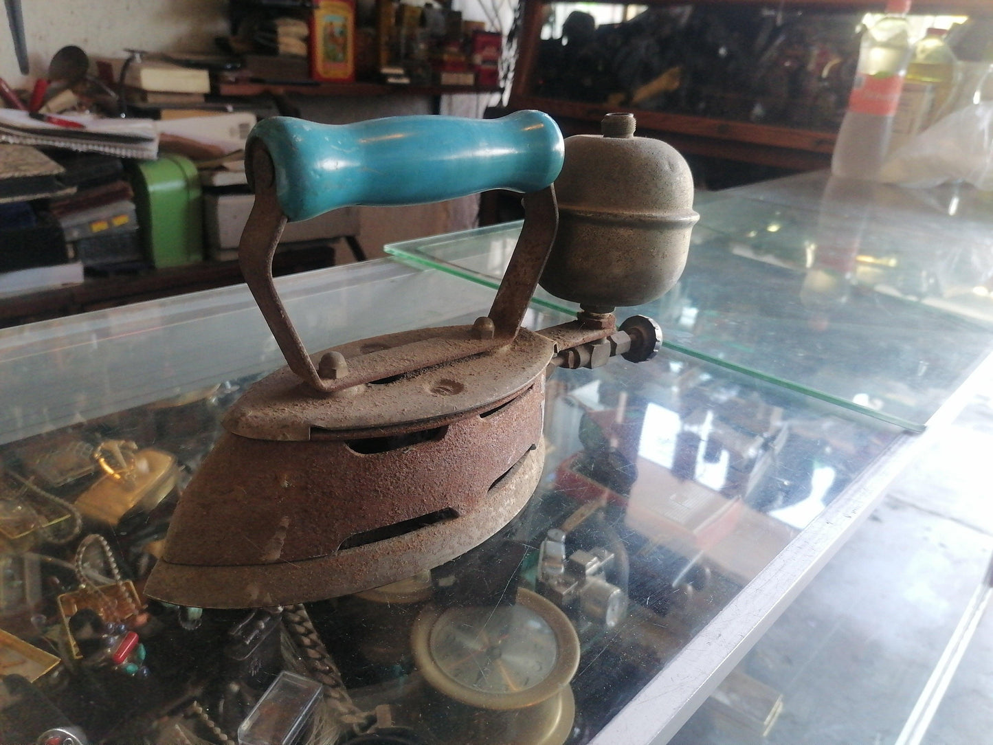Coleman Gas Iron - Antiques Bazaar Ensenada