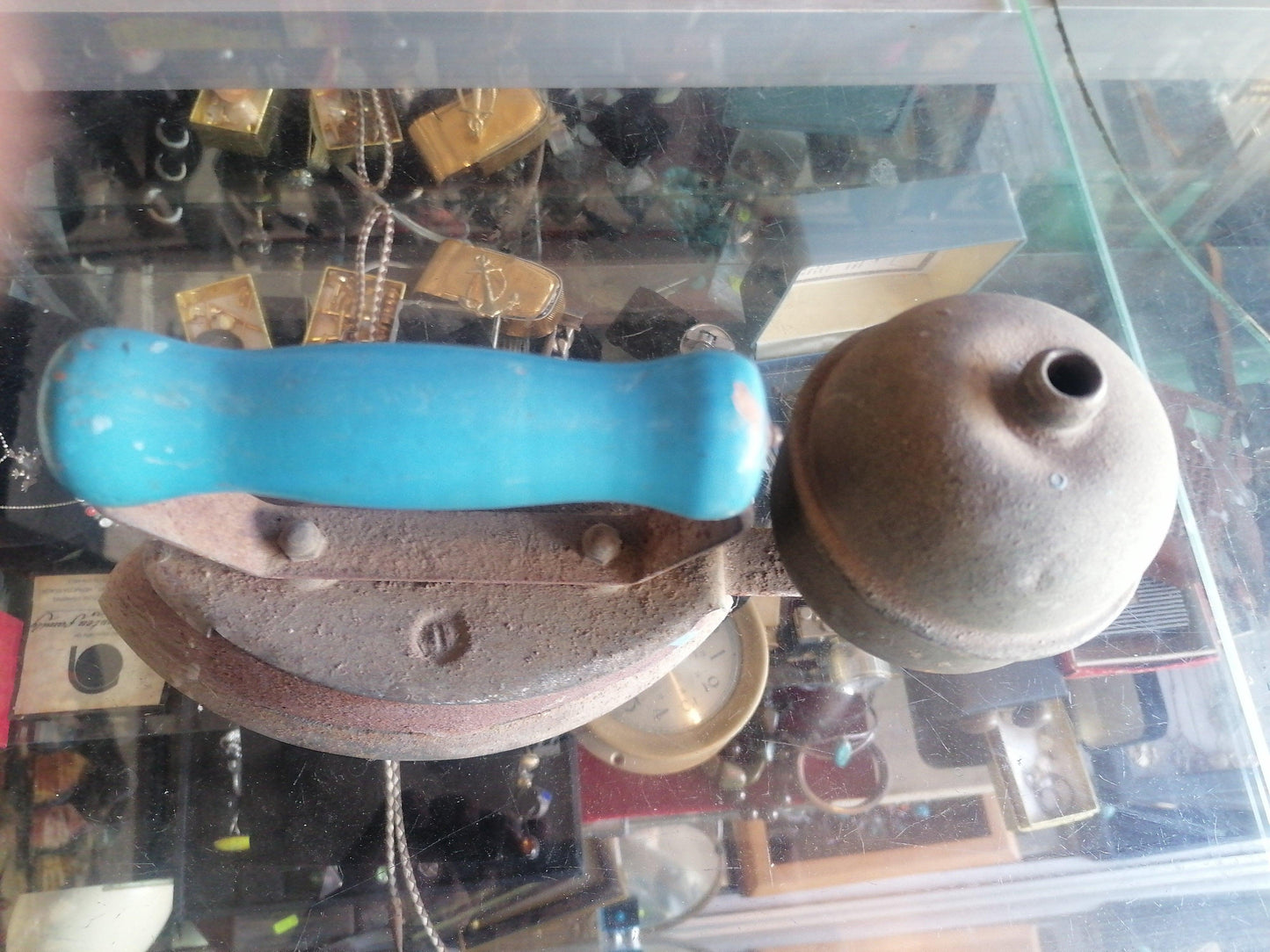 Coleman Gas Iron - Antiques Bazaar Ensenada