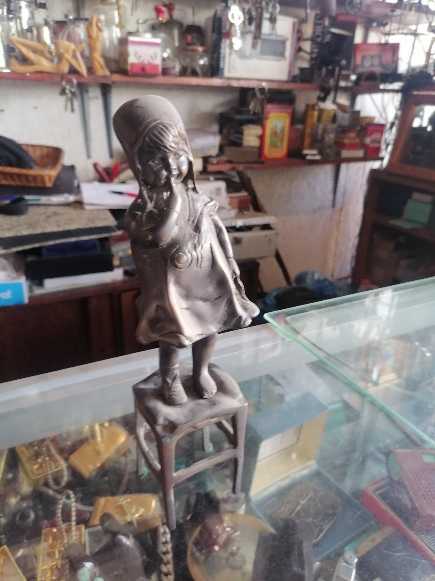 "Encantadora Figura de Bronce de Niña Pensativa - Escultura Vintage para Coleccionistas y Decoración" - Antiques Bazaar Ensenada