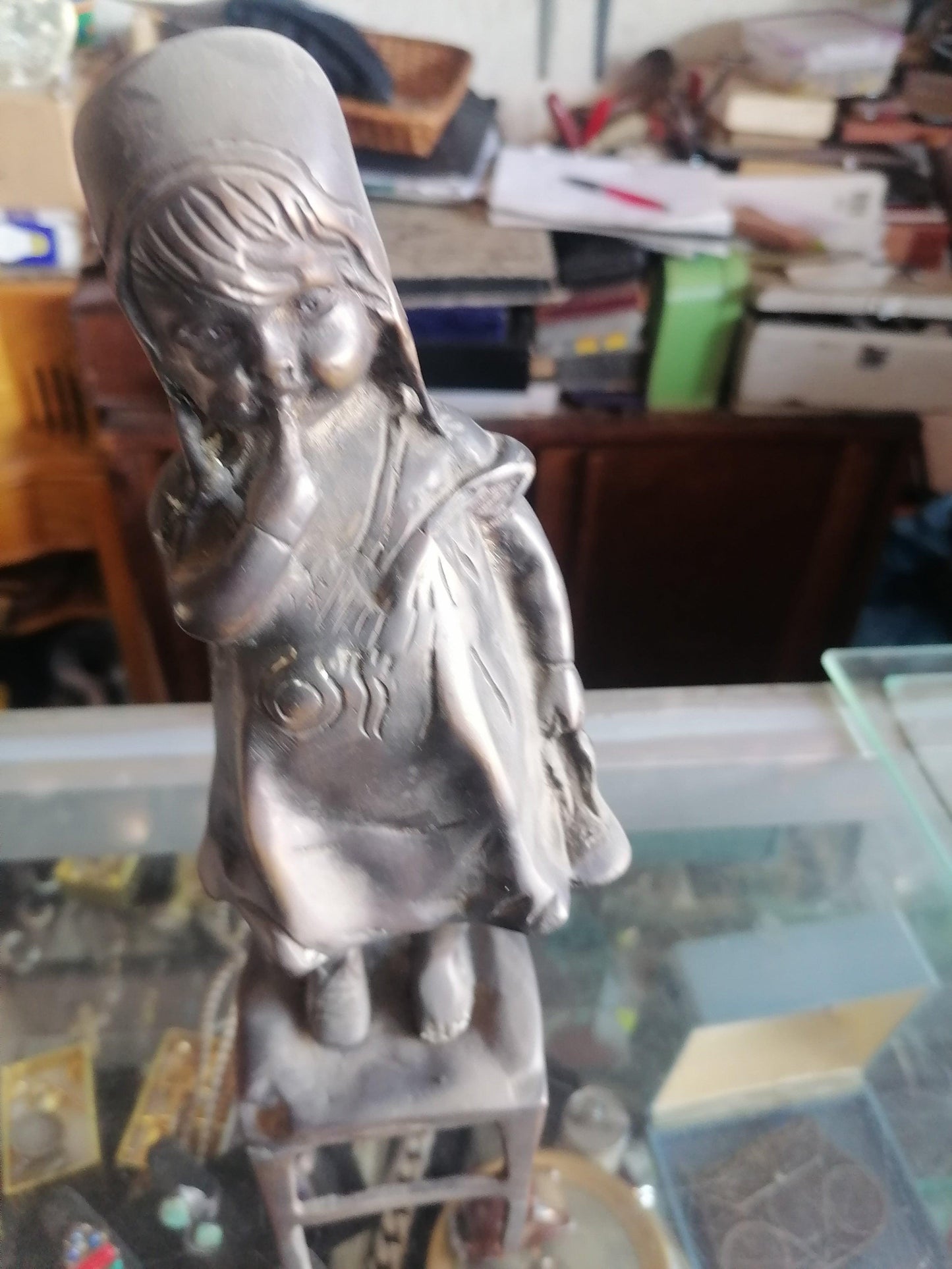 "Encantadora Figura de Bronce de Niña Pensativa - Escultura Vintage para Coleccionistas y Decoración" - Antiques Bazaar Ensenada