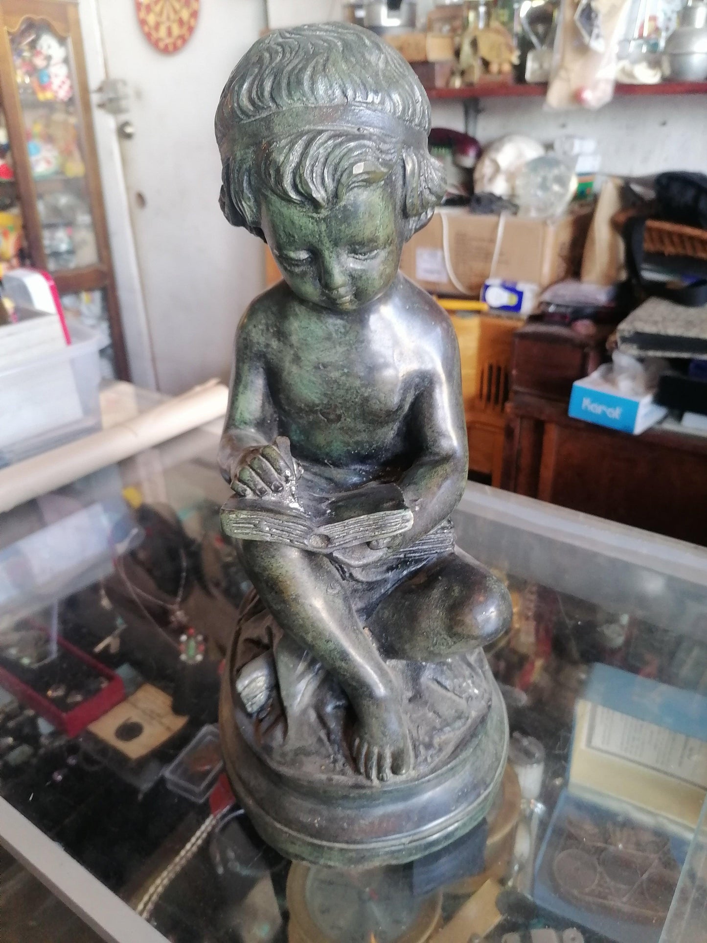 Estatua de bronze de niña leyendo - Antiques Bazaar Ensenada