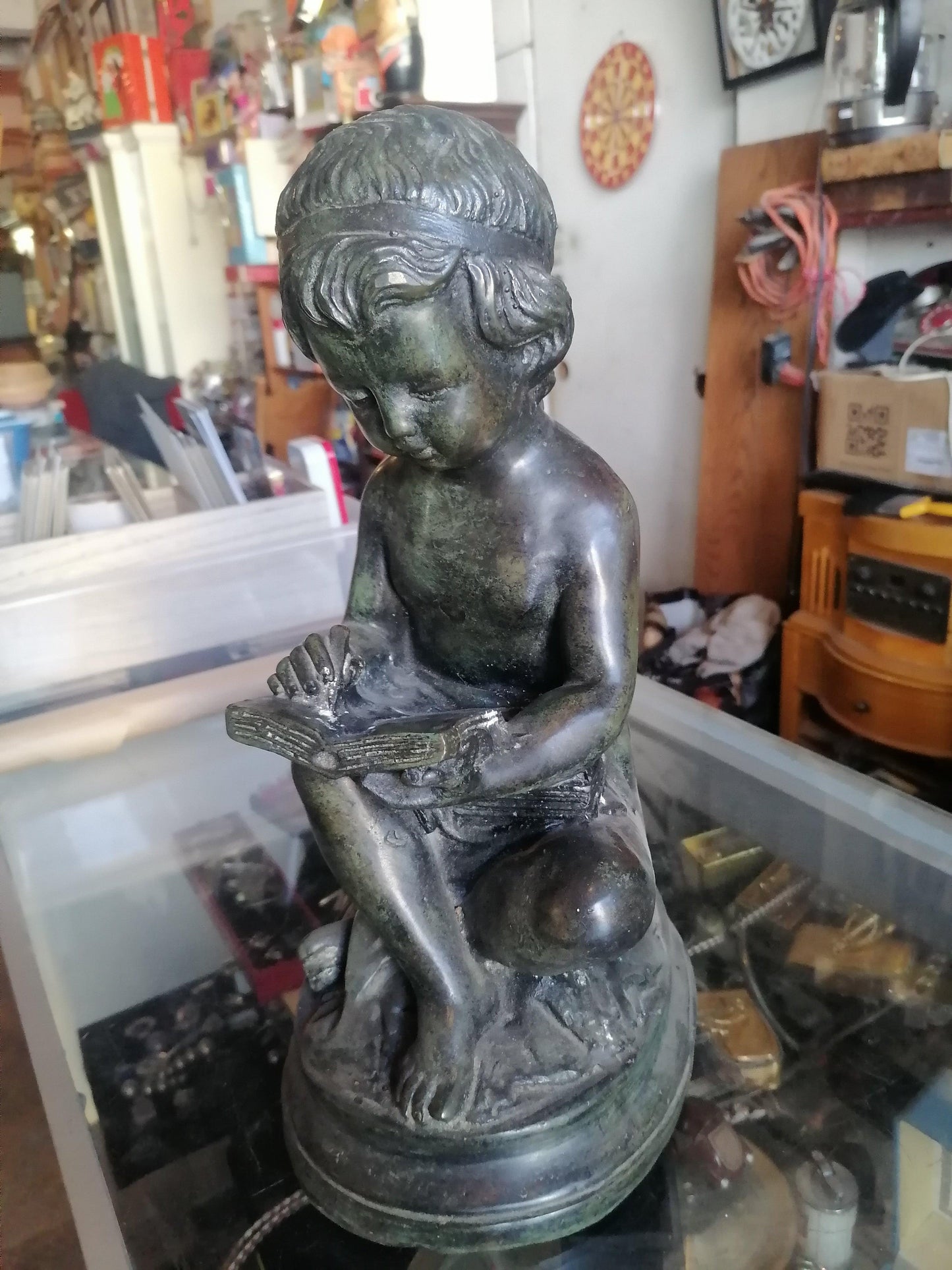 Estatua de bronze de niña leyendo - Antiques Bazaar Ensenada