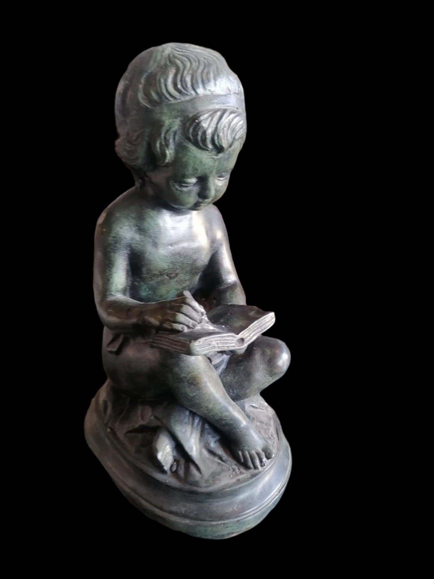 Estatua de bronze de niña leyendo - Antiques Bazaar Ensenada