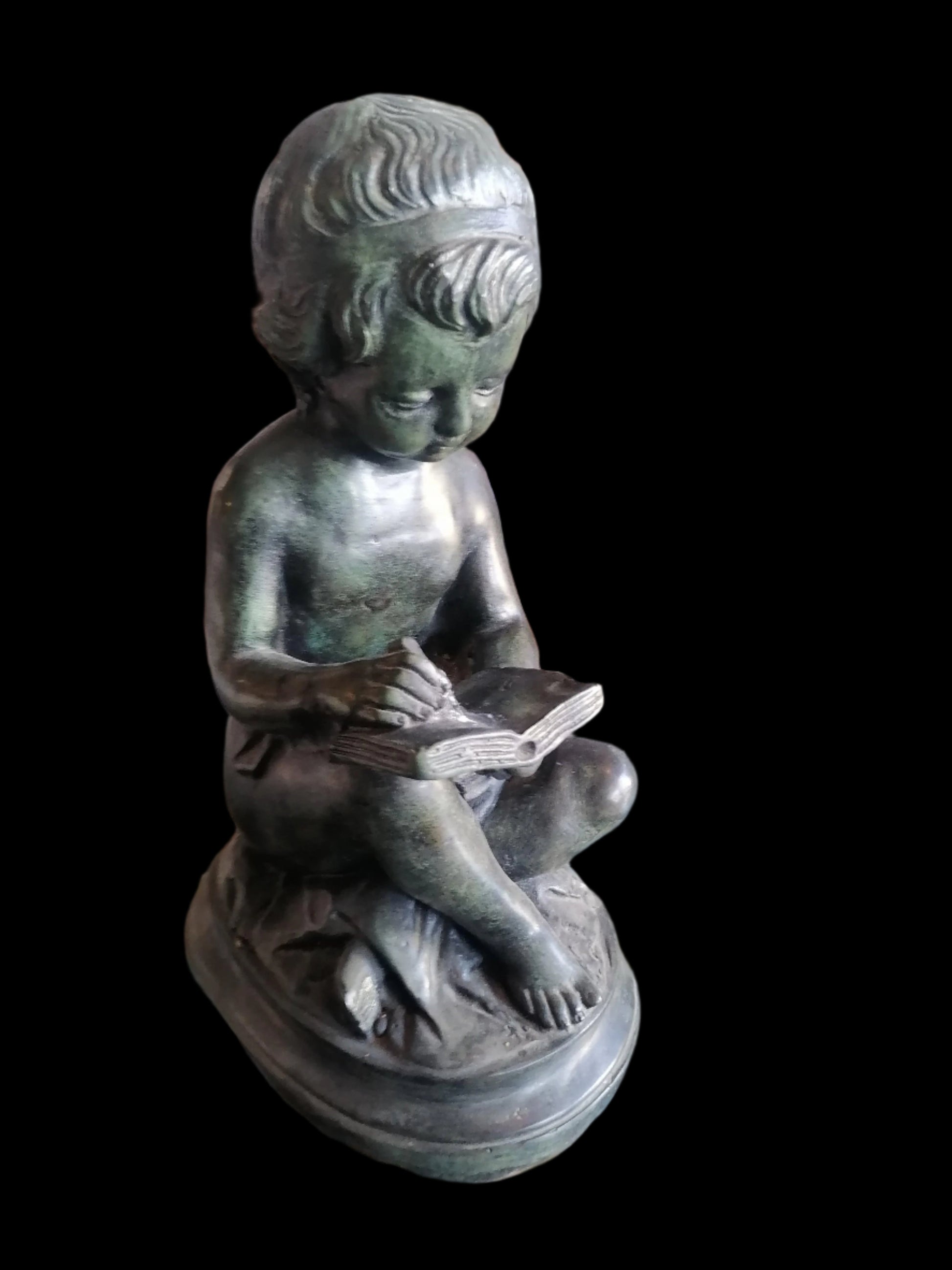 Estatua de bronze de niña leyendo - Antiques Bazaar Ensenada