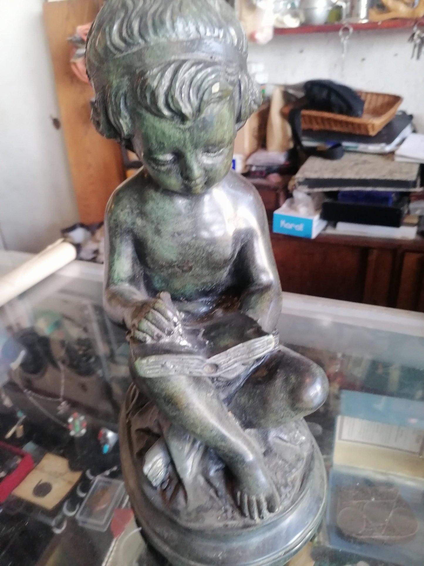 Estatua de bronze de niña leyendo - Antiques Bazaar Ensenada