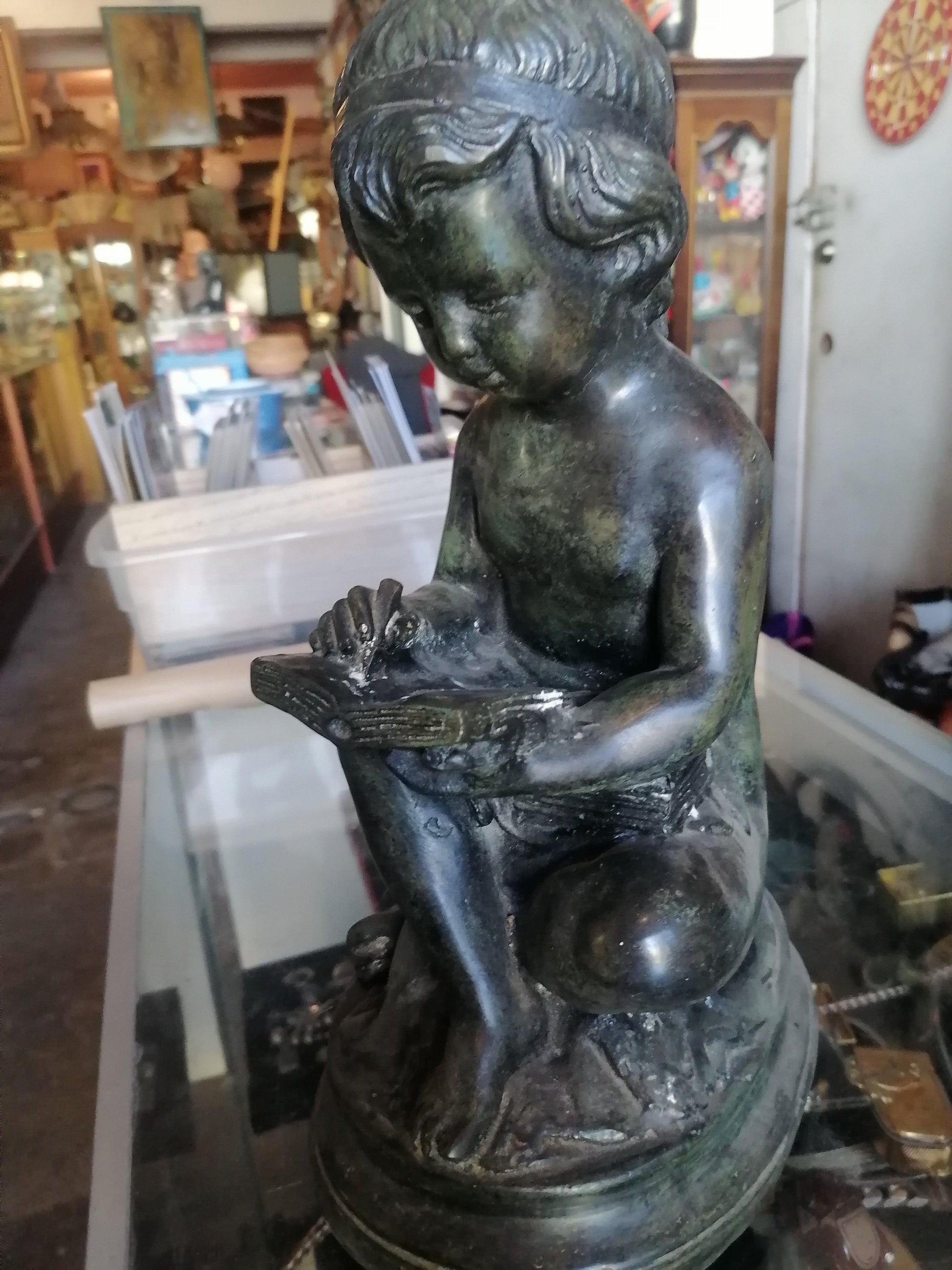 Estatua de bronze de niña leyendo - Antiques Bazaar Ensenada