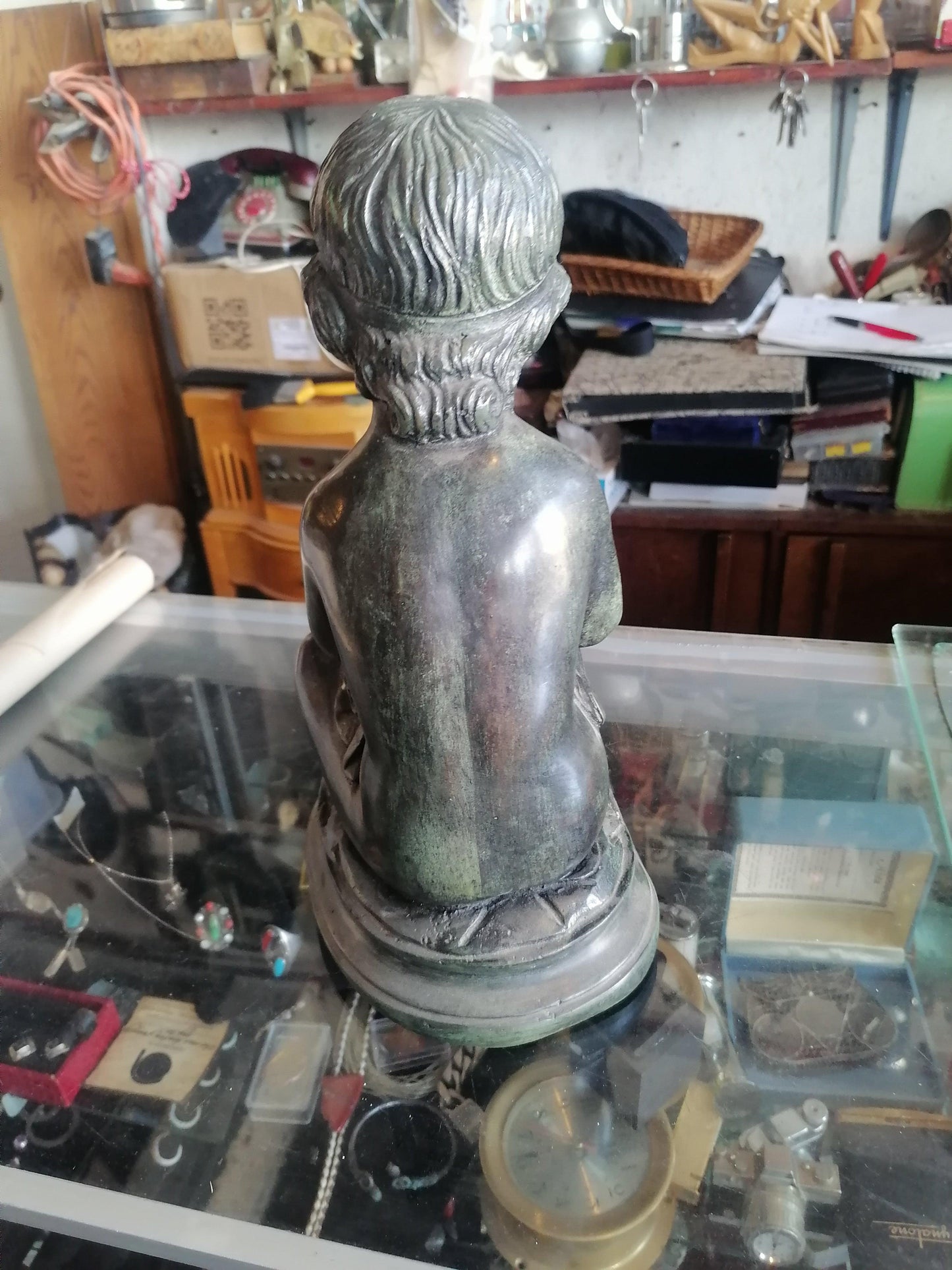 Estatua de bronze de niña leyendo - Antiques Bazaar Ensenada