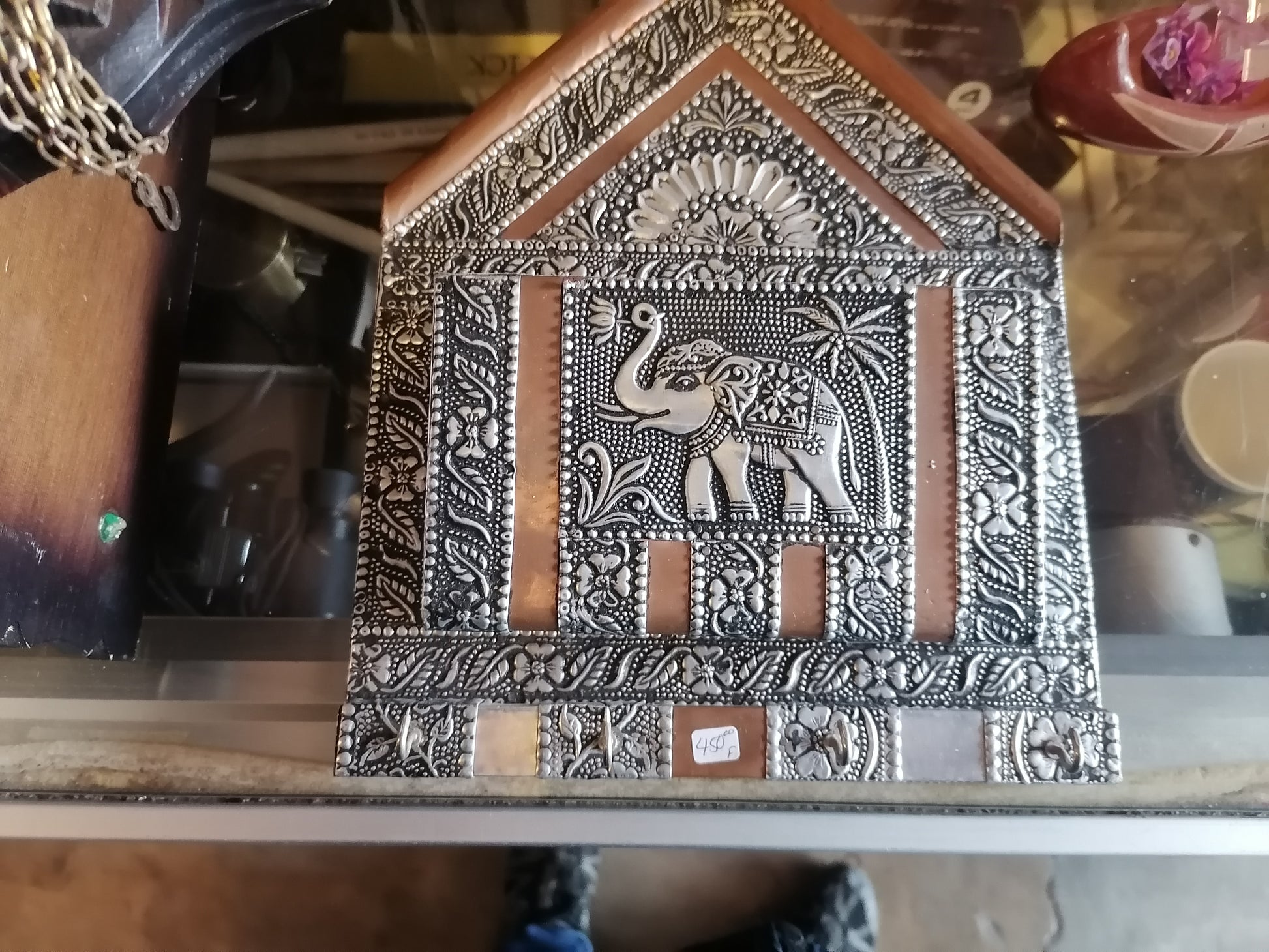 Porta llaves indio de hojalata con elefante esculpido en el centro - Antiques Bazaar Ensenada