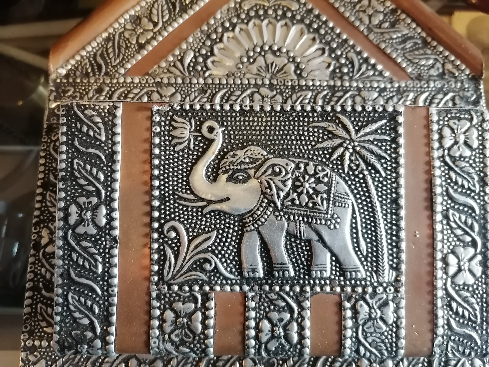 Porta llaves indio de hojalata con elefante esculpido en el centro - Antiques Bazaar Ensenada