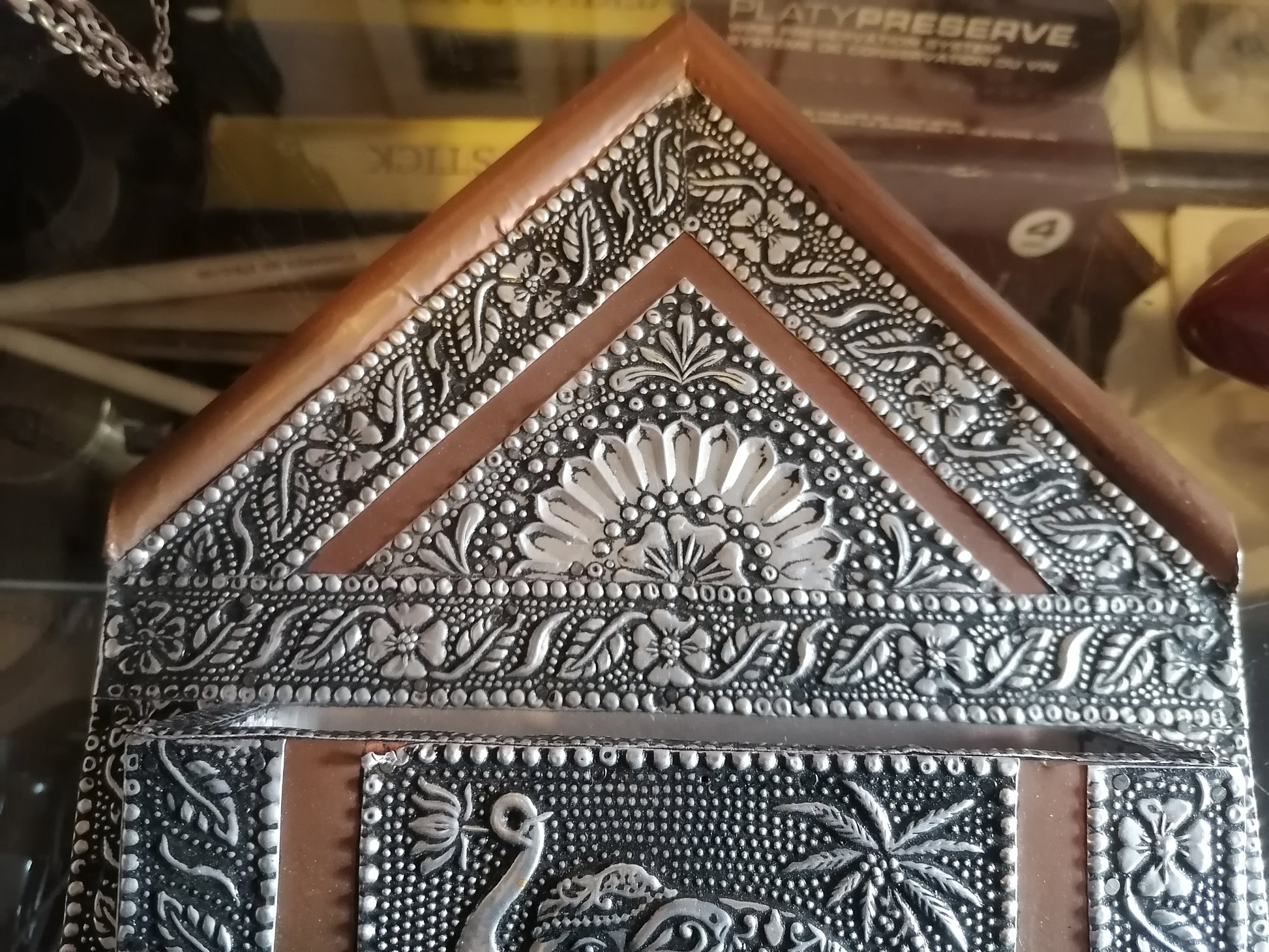 Porta llaves indio de hojalata con elefante esculpido en el centro - Antiques Bazaar Ensenada