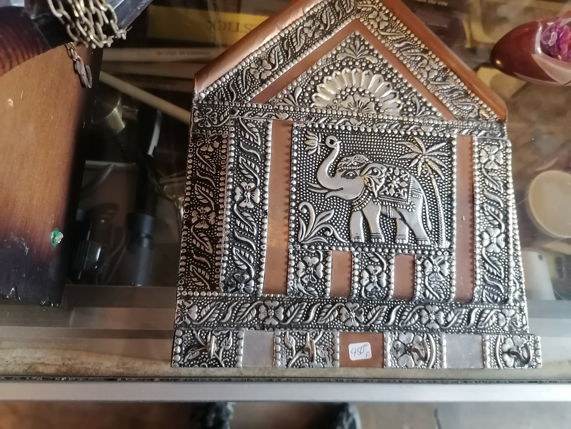 Porta llaves indio de hojalata con elefante esculpido en el centro - Antiques Bazaar Ensenada