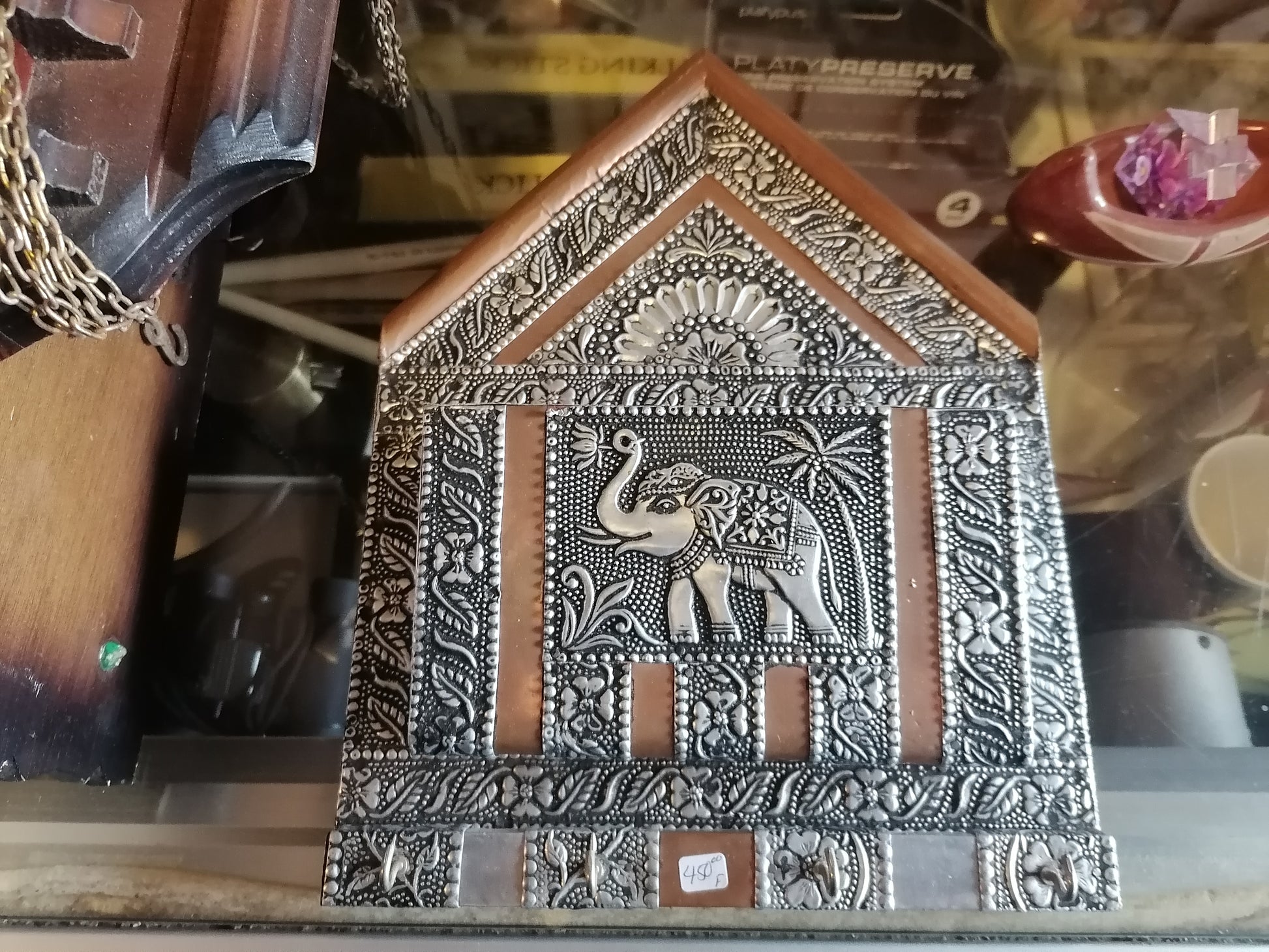 Porta llaves indio de hojalata con elefante esculpido en el centro - Antiques Bazaar Ensenada