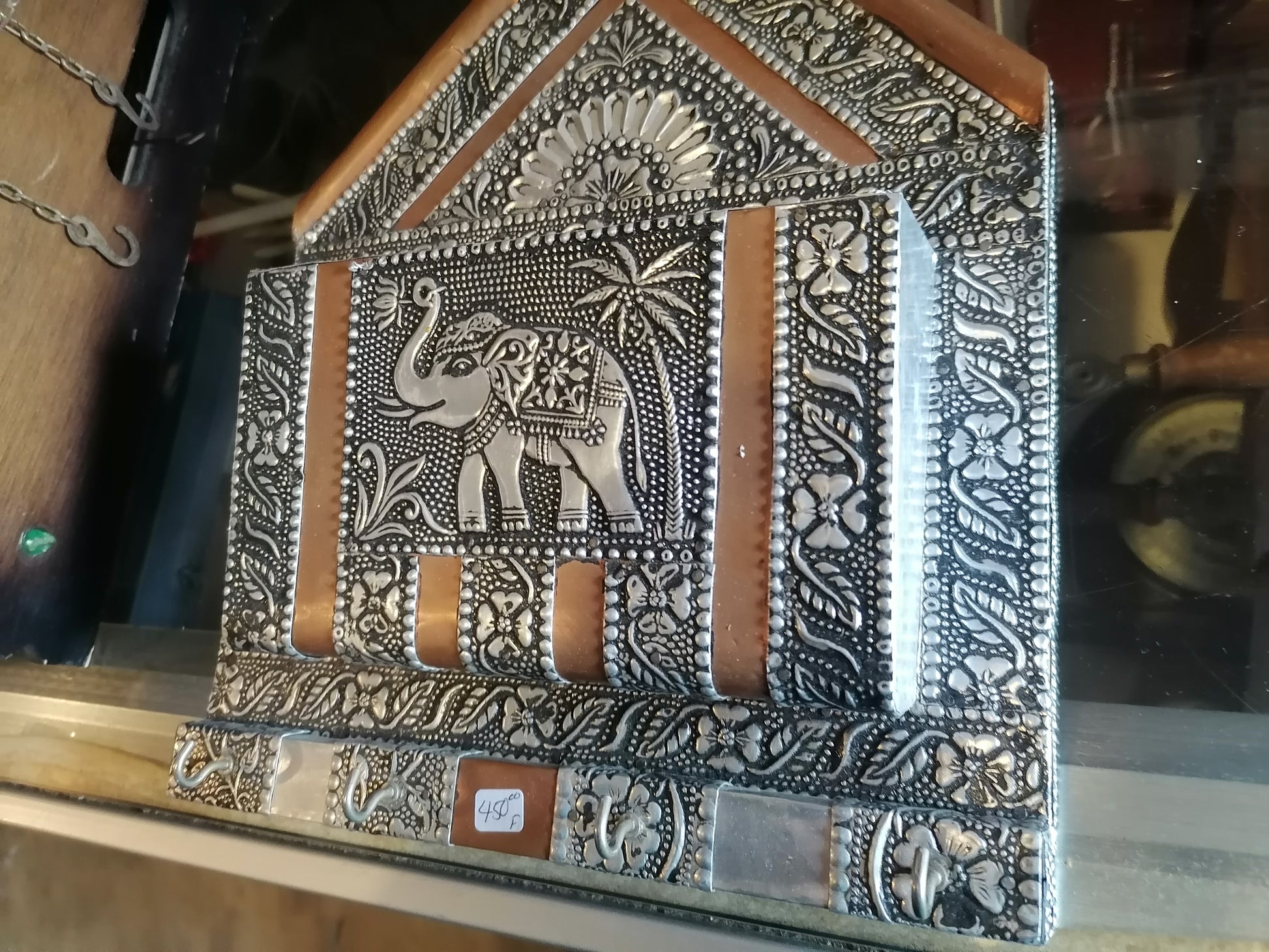 Porta llaves indio de hojalata con elefante esculpido en el centro - Antiques Bazaar Ensenada
